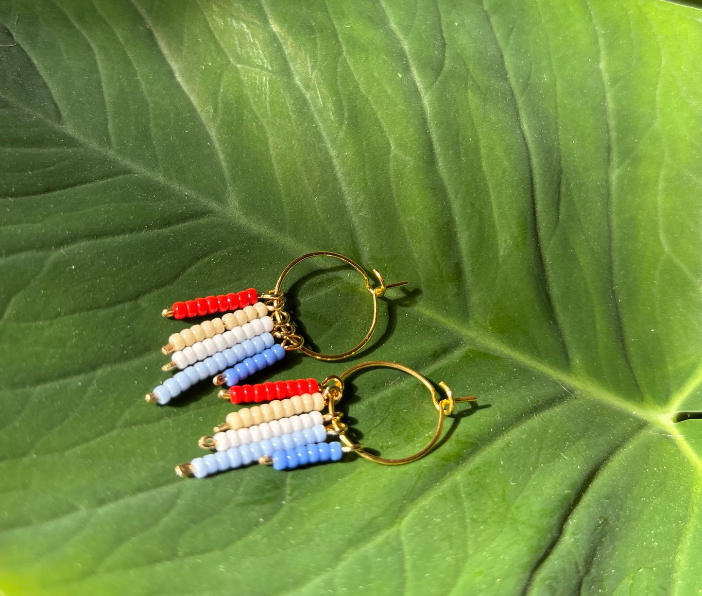Blue Coral - Zauberhaftes Schmuckset in sanften maritimen Farben. Filigrane Halskette und Creolen aus vergoldeten Edelstahl und hochwertigen Rocailles-Perlen.