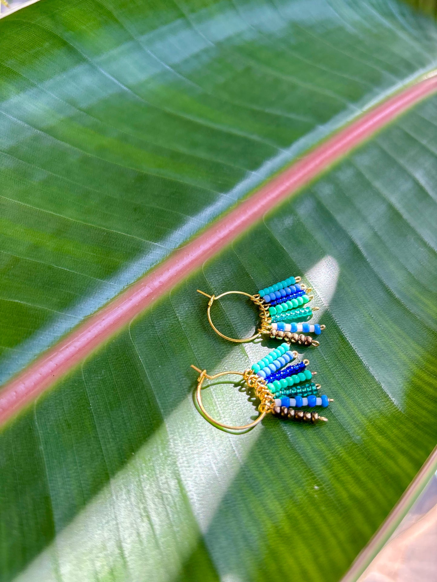Hula Hoops "LAGUNA"- Wunderschöner Sommerschmuck zum verlieben. Himmel und Atlantik treffen aufeinander. Blau, Türkis, Weiß und Grün machen dieses frische Ohrring-Paar zu einem unwiderstehlichen Hingucker. Aus Edelstahl, vergoldetet und Rocailles Perlen.