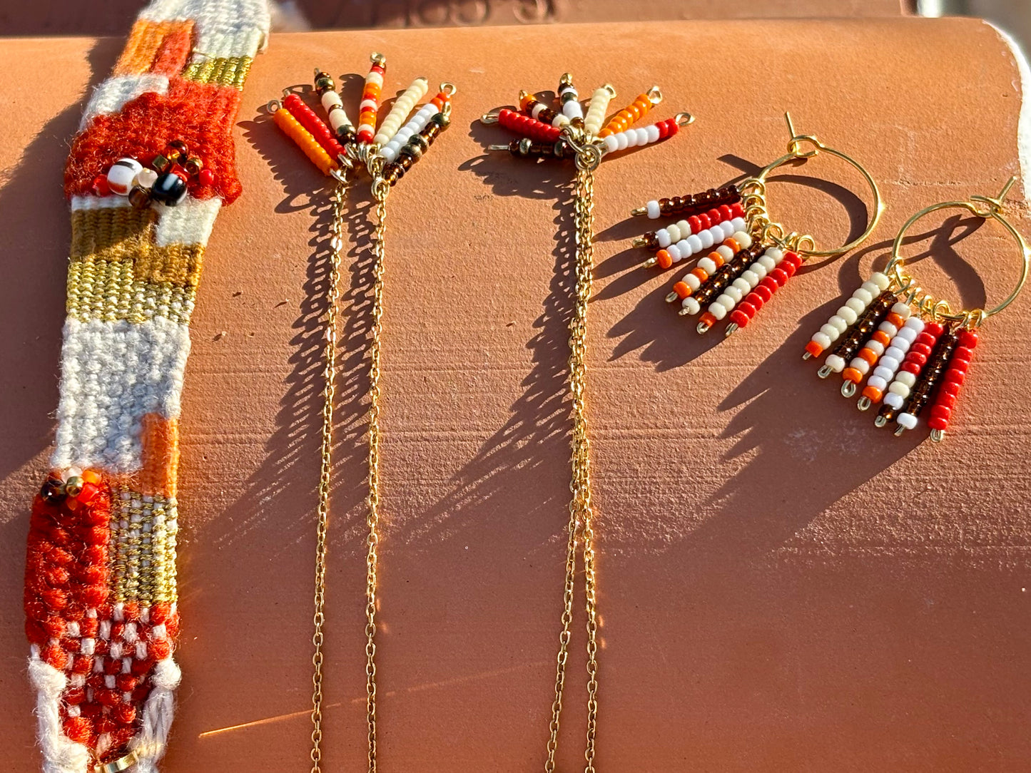 Tierra- Wundervolles Schmuckset aus feinsten Rocailles - Perlen und handgewebten Baumwollelementen. Handgearbeitete Einzelstücke in den schönsten Erdtönen. Halskette, Kreolen und 2 Armbänder.