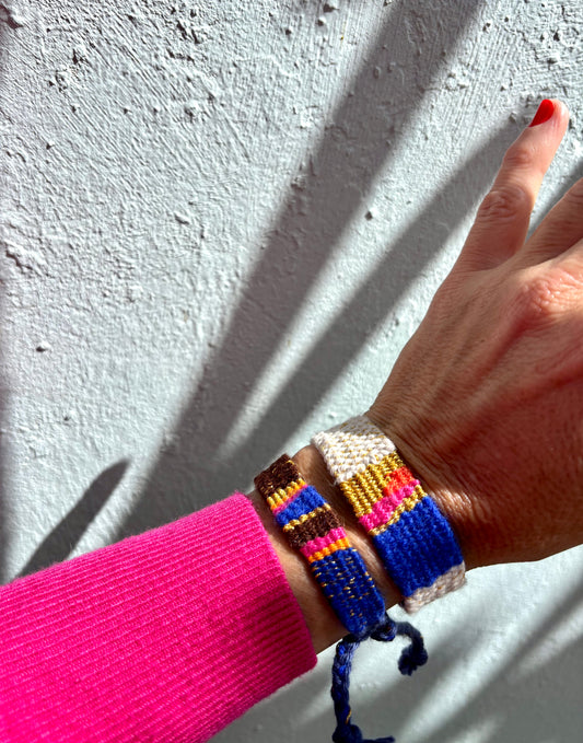 1980 - Eine Kombination aus 2 handgewebten Armbändern in leuchtenden Farben. Fröhlich und lebendig, angenehm zu tragen und einfach sportlich chic.