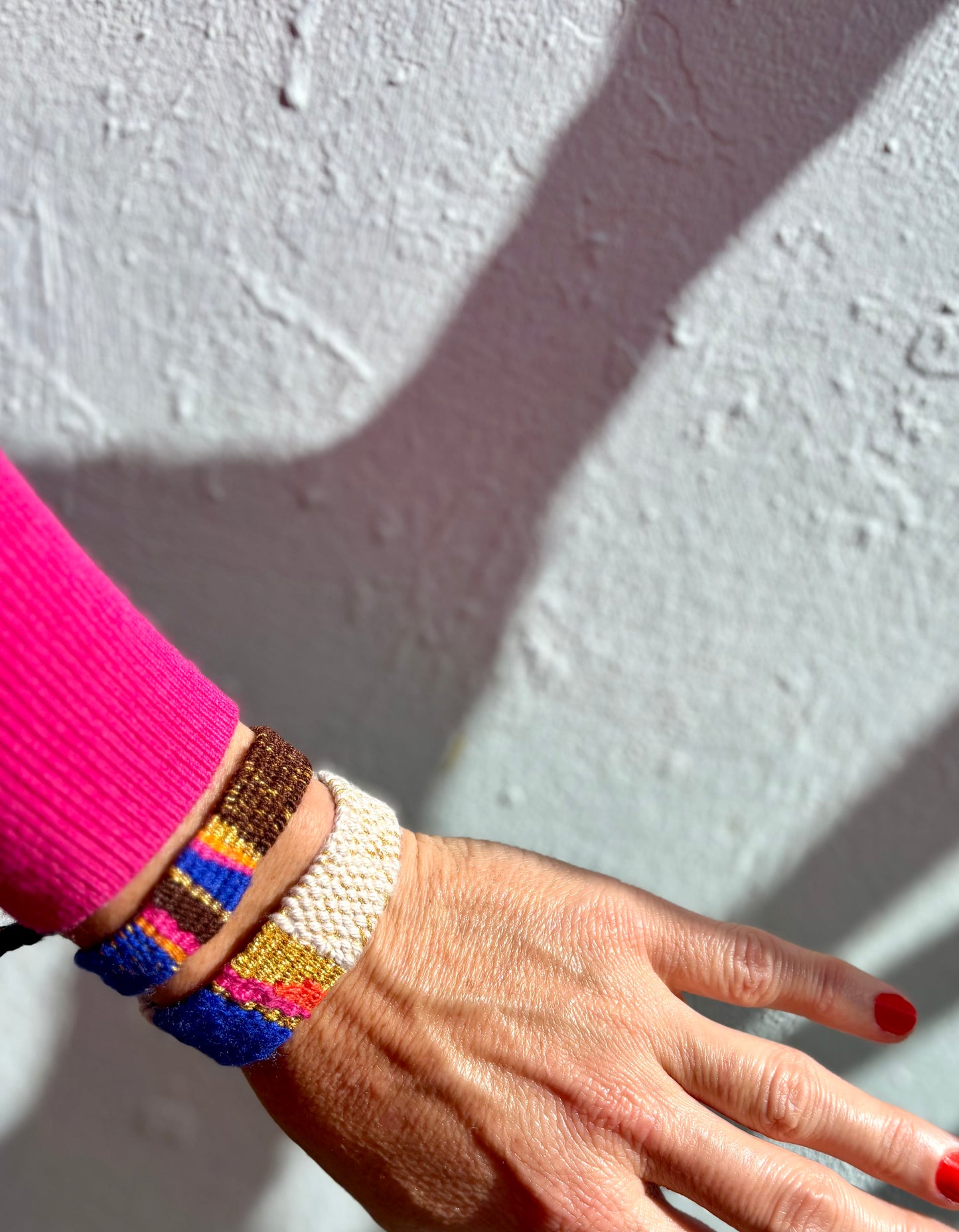 1980 - Eine Kombination aus 2 handgewebten Armbändern in leuchtenden Farben. Fröhlich und lebendig, angenehm zu tragen und einfach sportlich chic.
