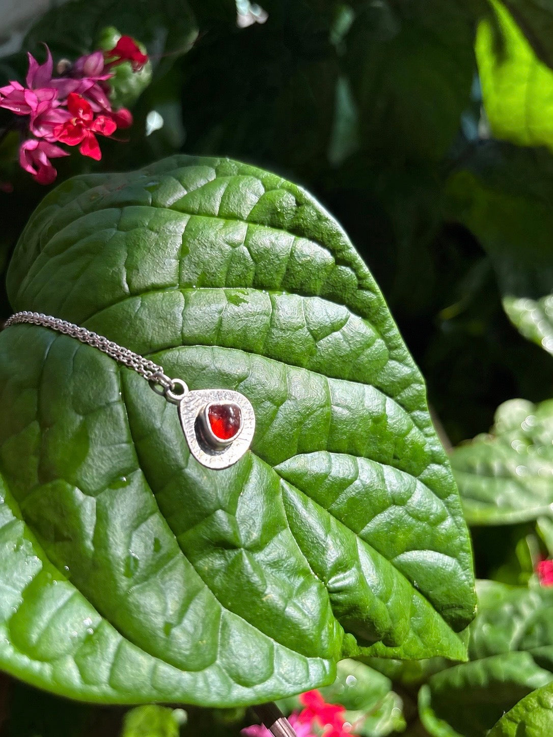 Rote-Meerglas-Halskette aus Sterlingsilber