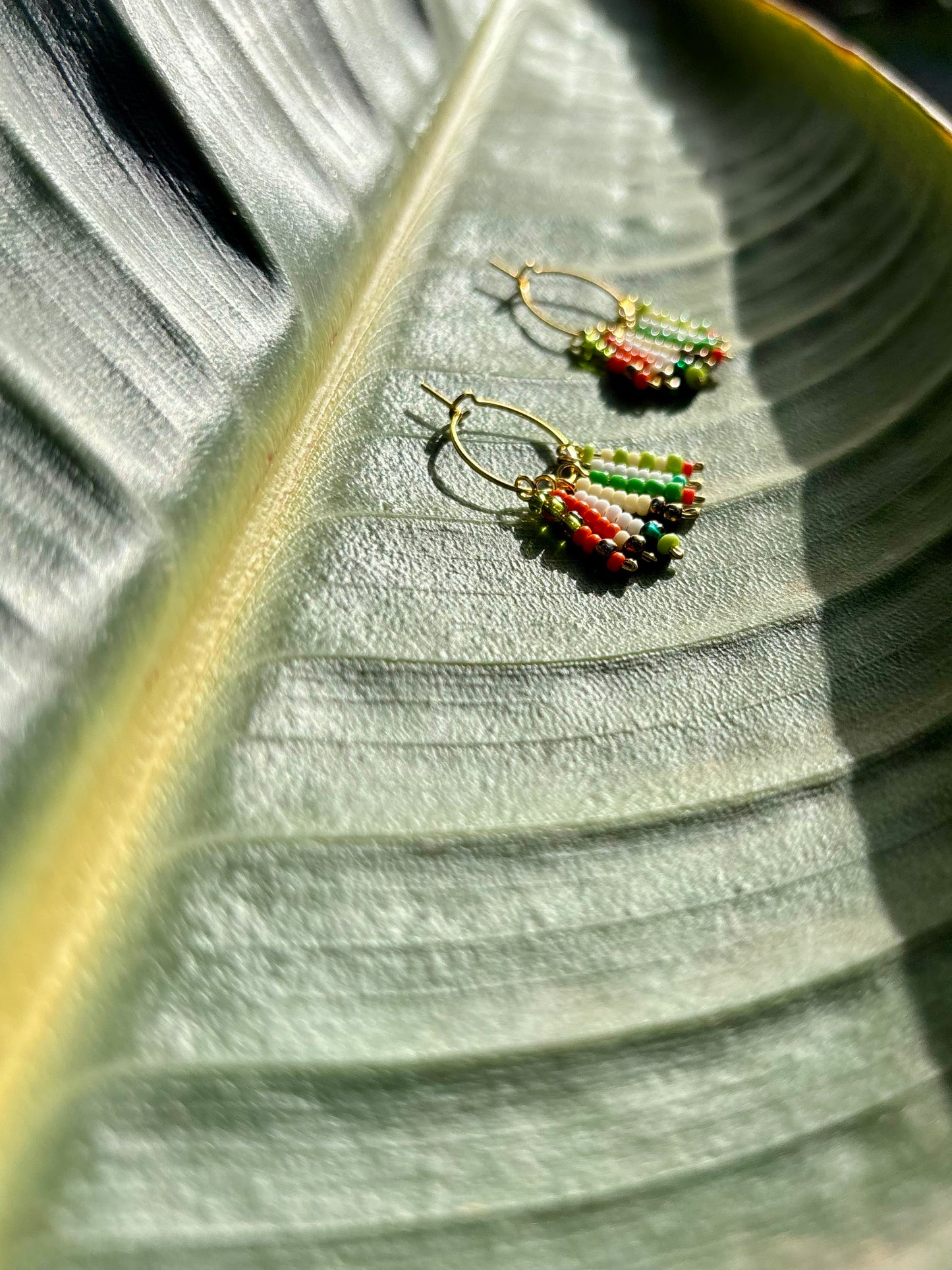 Green Jungle Hoops- Bunte Boho-Hoops aus vergoldetem Edelstahl mit liebevoll arrangierten Rocailles-Perlen in frischen Grünnuancen. Allergiefrei & handgemacht von BrittaArte.