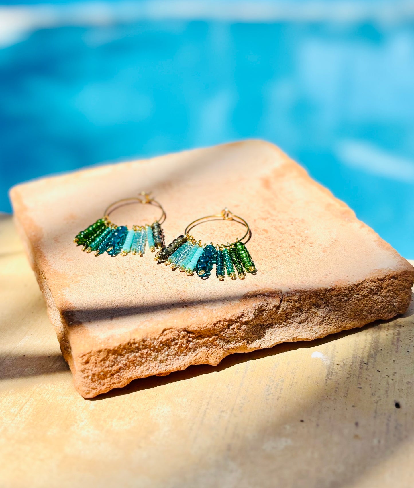 Green Blue Hula Hoops – Knallige Boho-Kreolen aus vergoldetem Edelstahl mit liebevoll arrangierten Rocailles-Perlen in frischen Grün-Blau-Nuancen. Allergiefrei & handgemacht von BrittaArte.