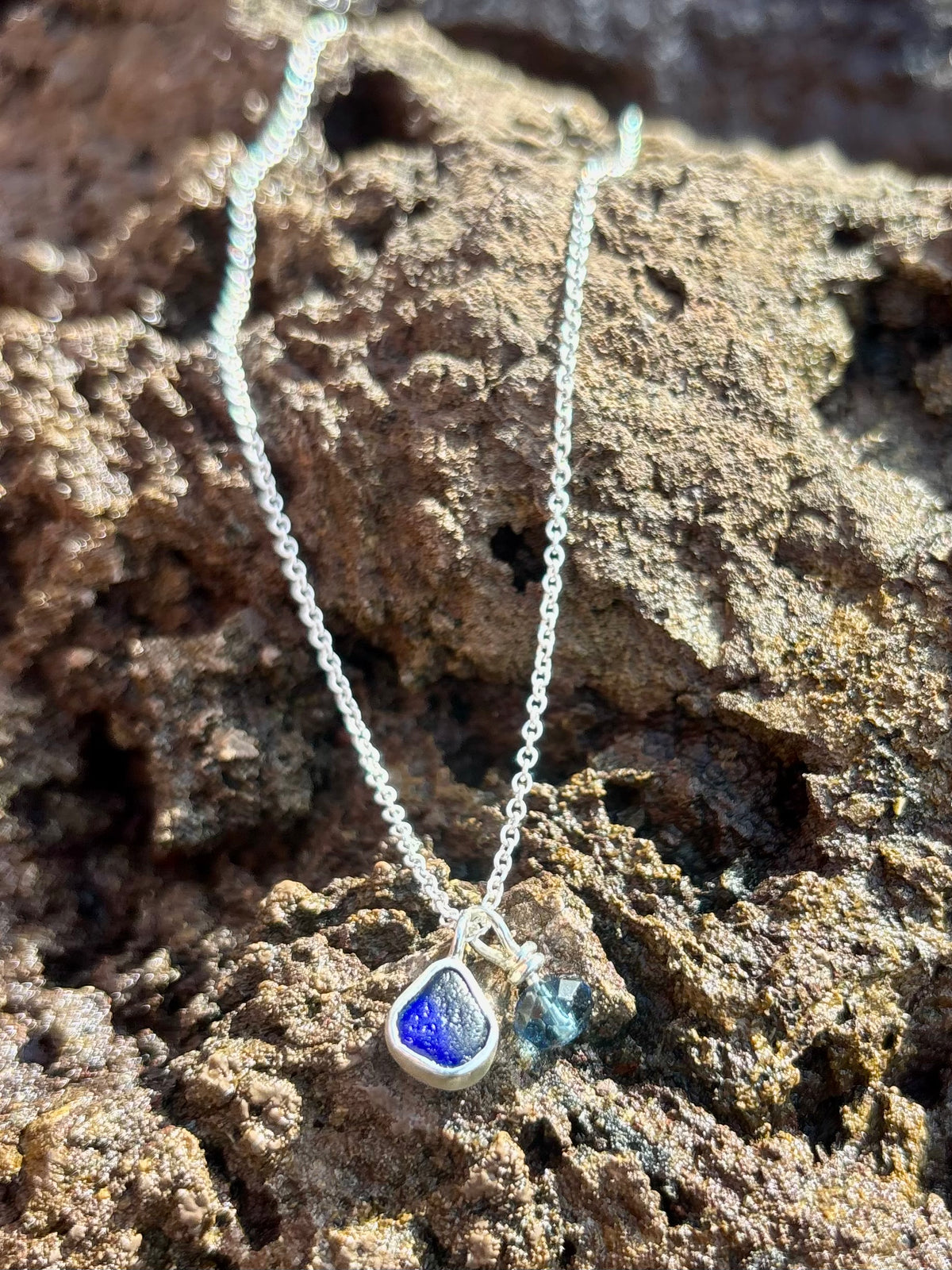 Romantische Halskette - Zartes blaues Meerglas und ein strahlender vintage Kristall in Sterlingsilber gefasst.