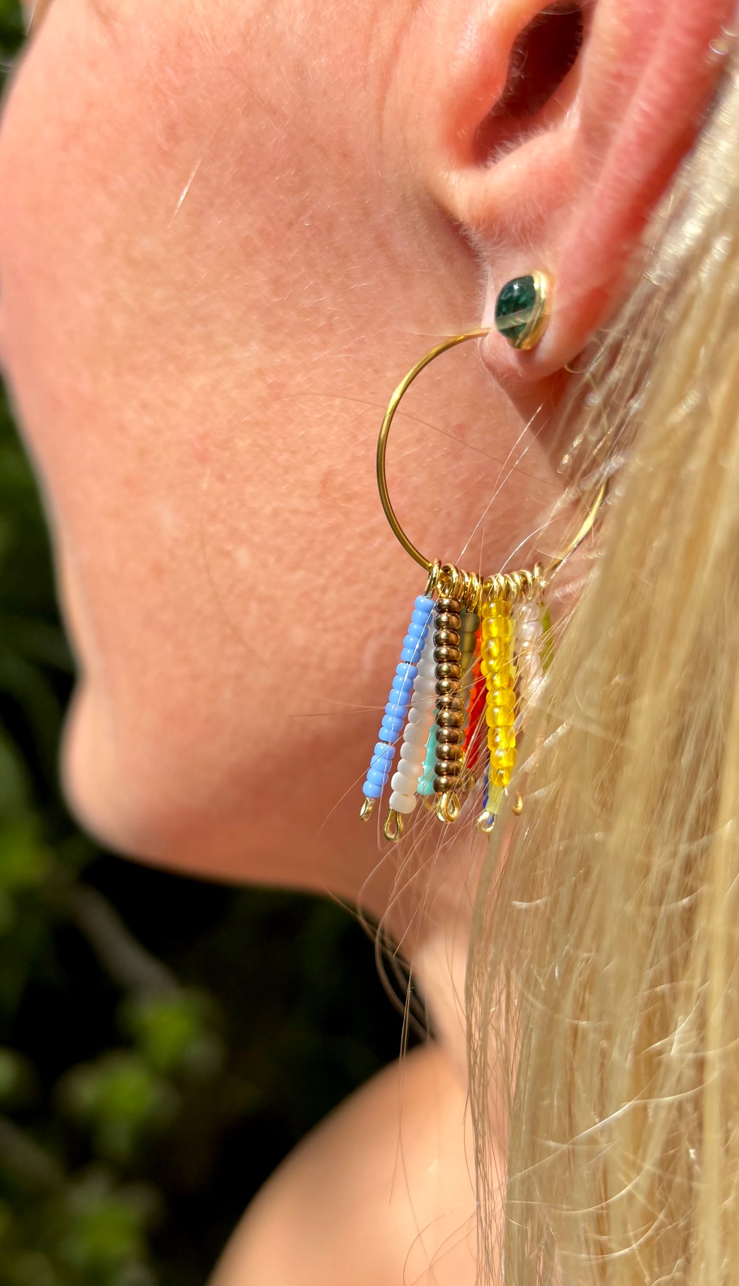Papagayo 🦜 -Hoops- Kunterbunte Kreolen aus wunderschönen Rocailles Perlen und vergoldetem Edelstahldraht.