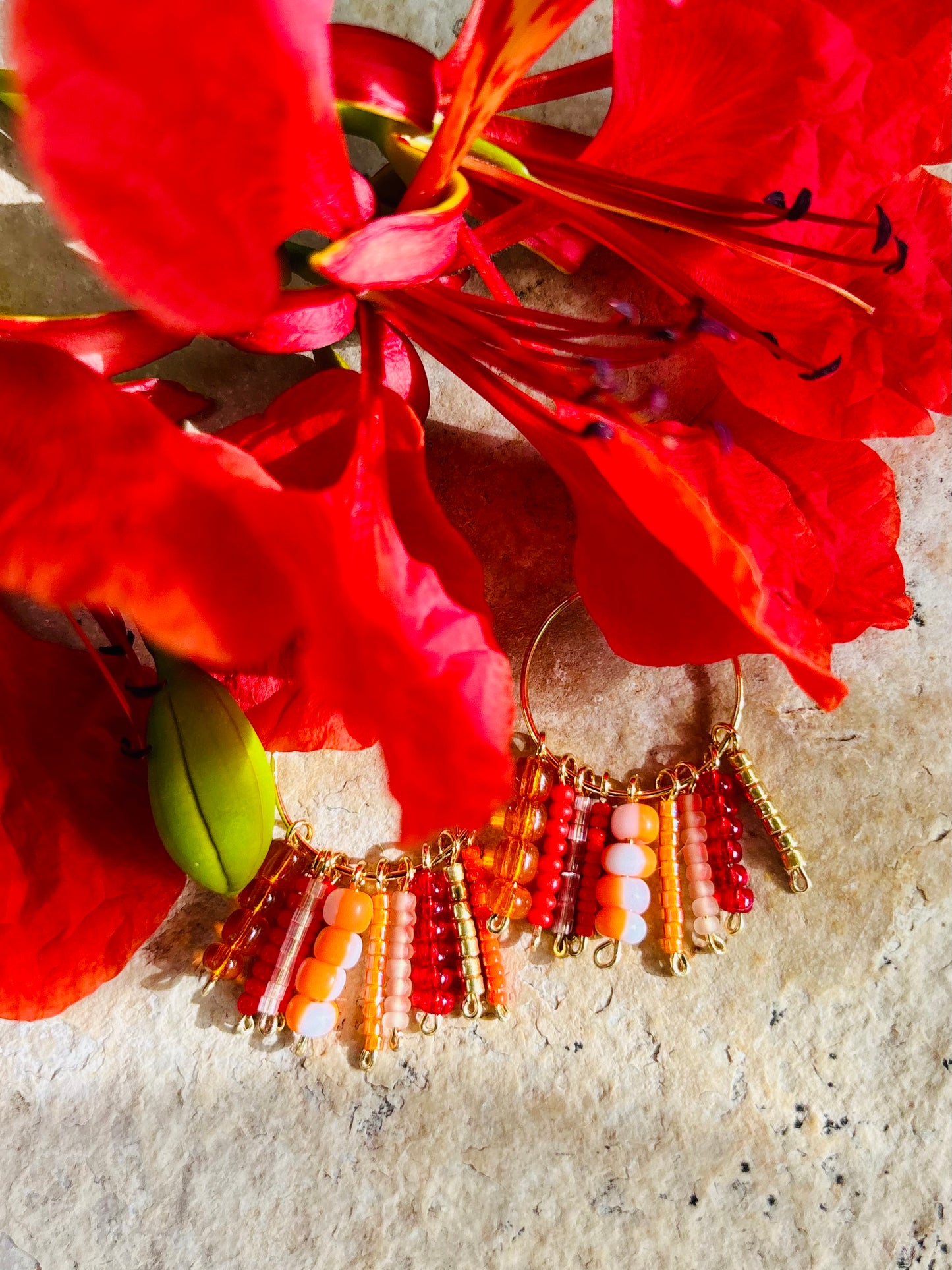 Red Blossom Hula Hoops: Wunderschöne rote Rocailles Perlen und allergiefreier vergoldeter Edelstahl in leuchtend roten Ohrschmuck verzaubert.