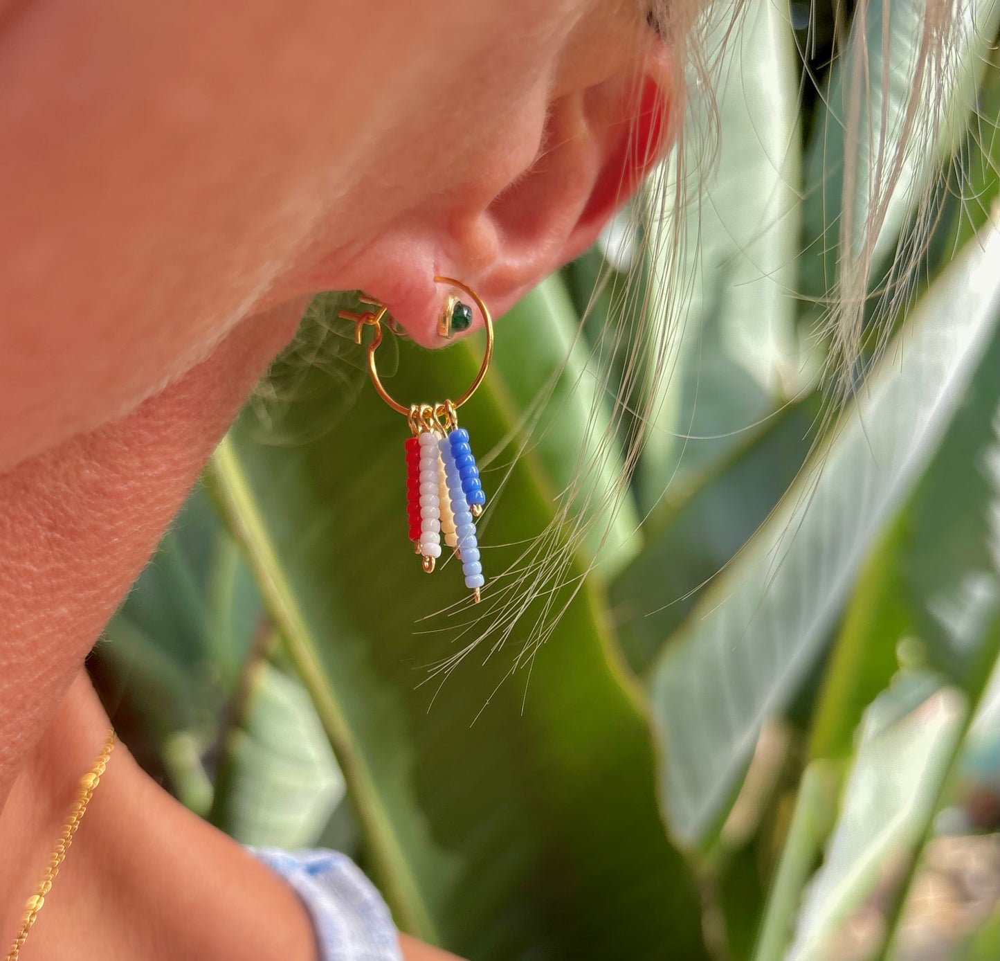 Blue Coral - Zauberhaftes Schmuckset in sanften maritimen Farben. Filigrane Halskette und Creolen aus vergoldeten Edelstahl und hochwertigen Rocailles-Perlen.