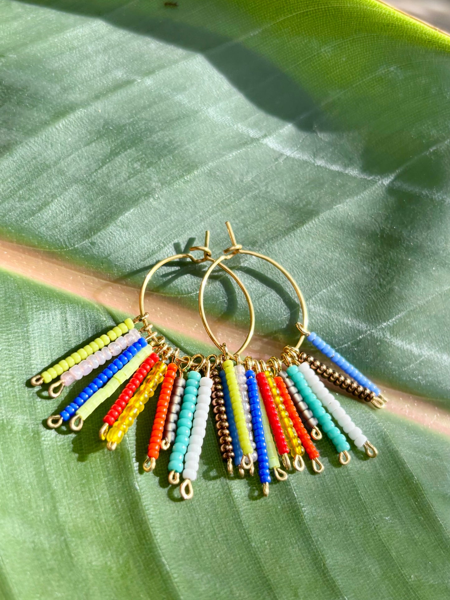 Papagayo 🦜 -Hoops- Kunterbunte Kreolen aus wunderschönen Rocailles Perlen und vergoldetem Edelstahldraht.