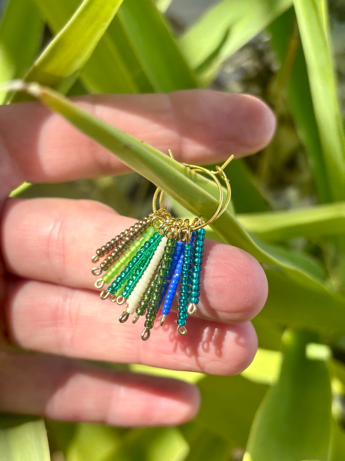 Hoops-Escarabajo-Boho-Kreolen aus vergoldetem Edelstahl und wunderschönen Rocailles- Glasperlen in Blau, Grün, Türkis, Teal und Braun.