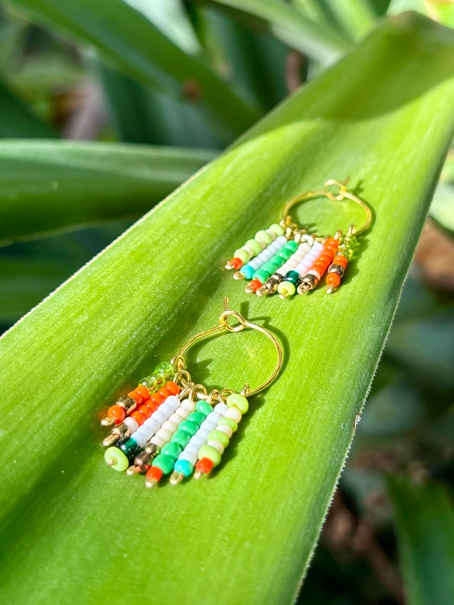 Green Jungle Hoops- Bunte Boho-Hoops aus vergoldetem Edelstahl mit liebevoll arrangierten Rocailles-Perlen in frischen Grünnuancen. Allergiefrei & handgemacht von BrittaArte.