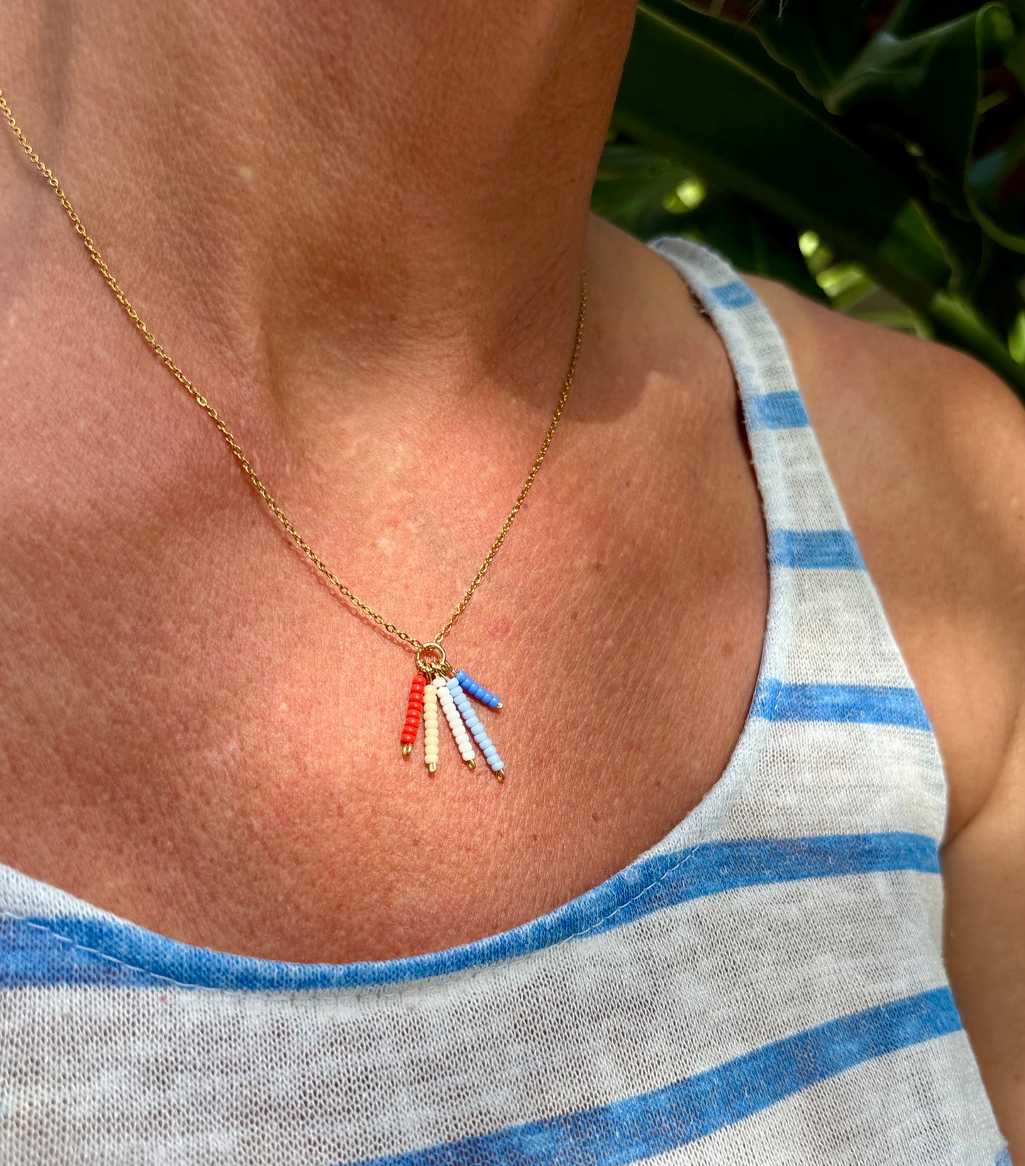 Blue Coral - Zauberhaftes Schmuckset in sanften maritimen Farben. Filigrane Halskette und Creolen aus vergoldeten Edelstahl und hochwertigen Rocailles-Perlen.