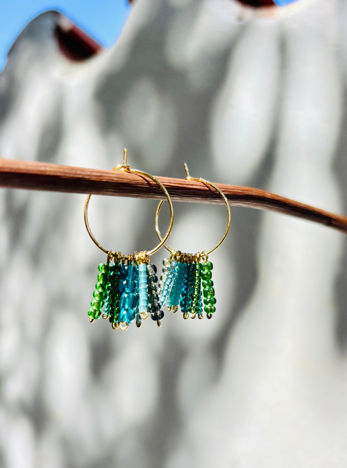 Green Blue Hula Hoops – Knallige Boho-Kreolen aus vergoldetem Edelstahl mit liebevoll arrangierten Rocailles-Perlen in frischen Grün-Blau-Nuancen. Allergiefrei & handgemacht von BrittaArte.