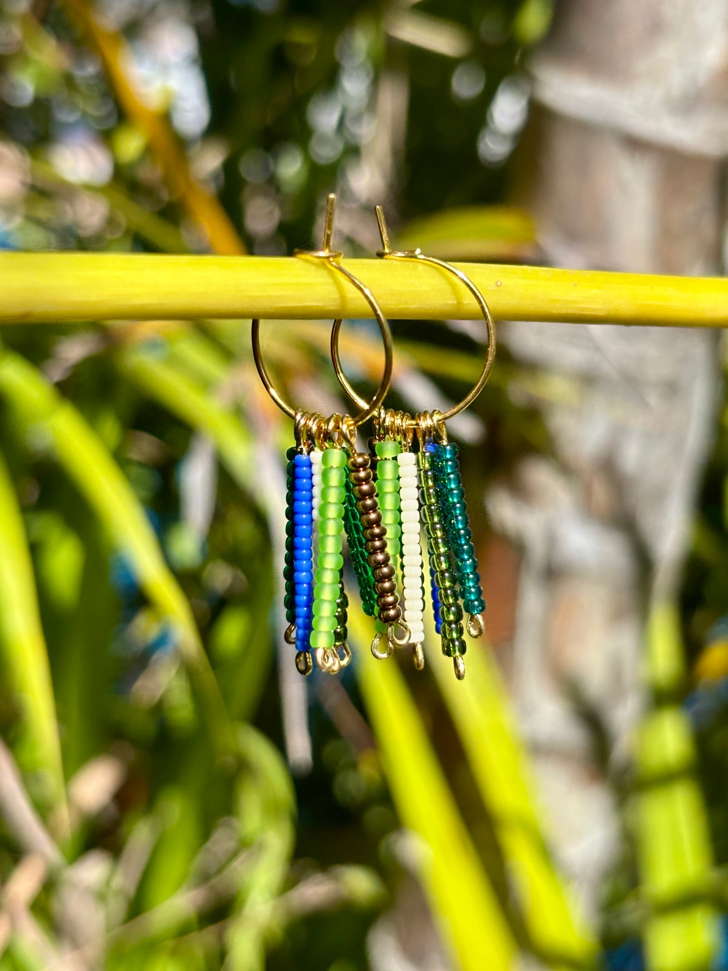 Hoops-Escarabajo-Boho-Kreolen aus vergoldetem Edelstahl und wunderschönen Rocailles- Glasperlen in Blau, Grün, Türkis, Teal und Braun.