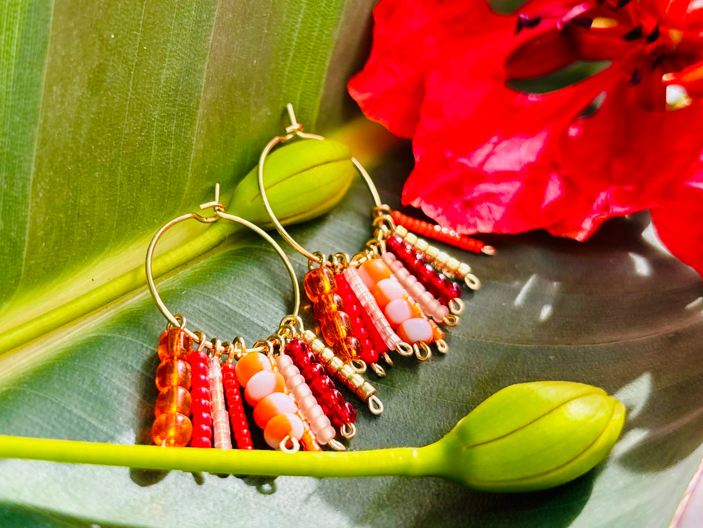Red Blossom Hula Hoops: Wunderschöne rote Rocailles Perlen und allergiefreier vergoldeter Edelstahl in leuchtend roten Ohrschmuck verzaubert.