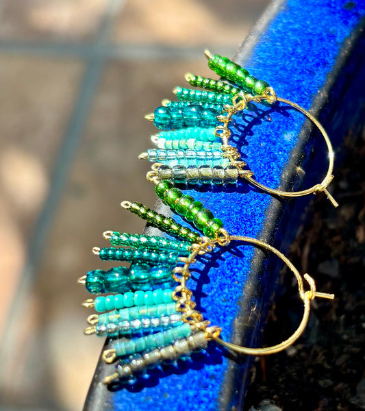 Green Blue Hula Hoops – Knallige Boho-Kreolen aus vergoldetem Edelstahl mit liebevoll arrangierten Rocailles-Perlen in frischen Grün-Blau-Nuancen. Allergiefrei & handgemacht von BrittaArte.