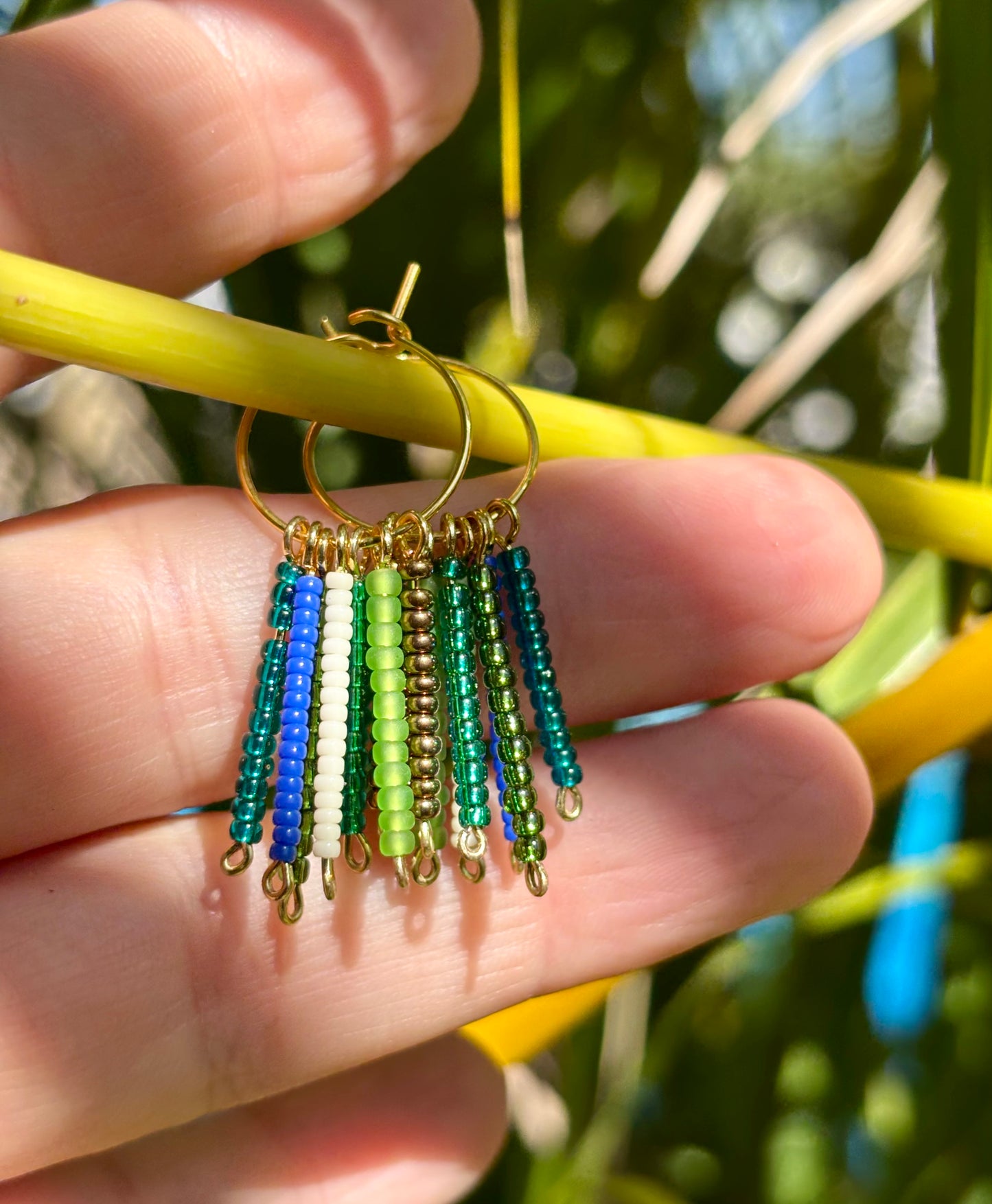 Hoops-Escarabajo-Boho-Kreolen aus vergoldetem Edelstahl und wunderschönen Rocailles- Glasperlen in Blau, Grün, Türkis, Teal und Braun.