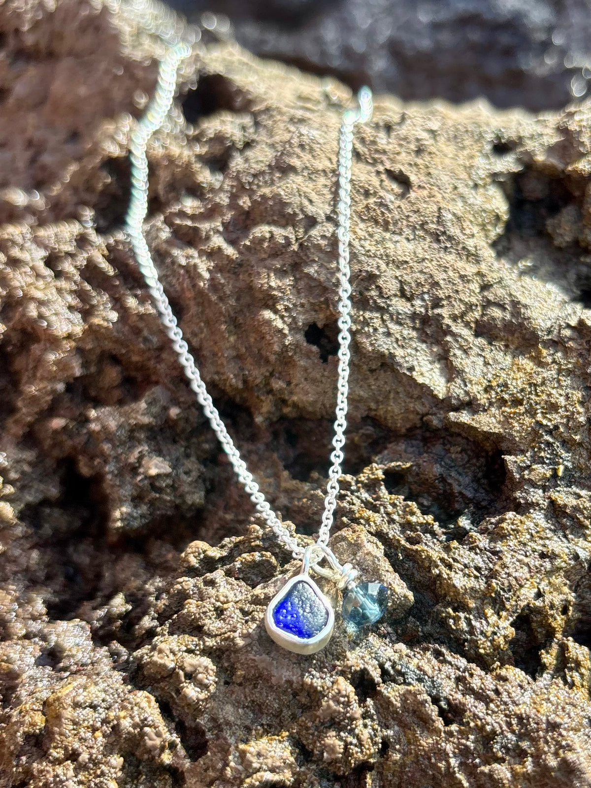Romantische Halskette - Zartes blaues Meerglas und ein strahlender vintage Kristall in Sterlingsilber gefasst.
