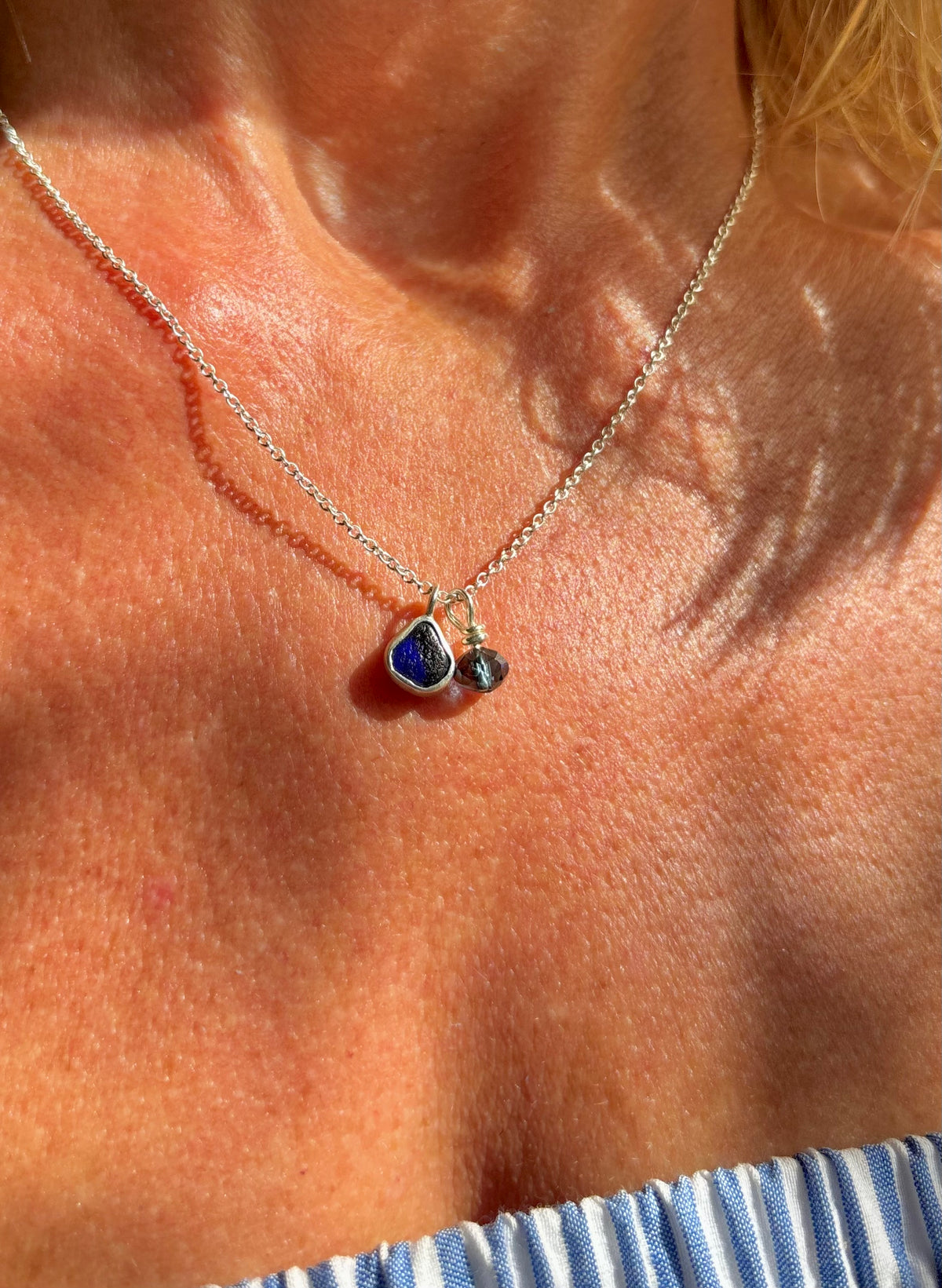 Romantische Halskette - Zartes blaues Meerglas und ein strahlender vintage Kristall in Sterlingsilber gefasst.