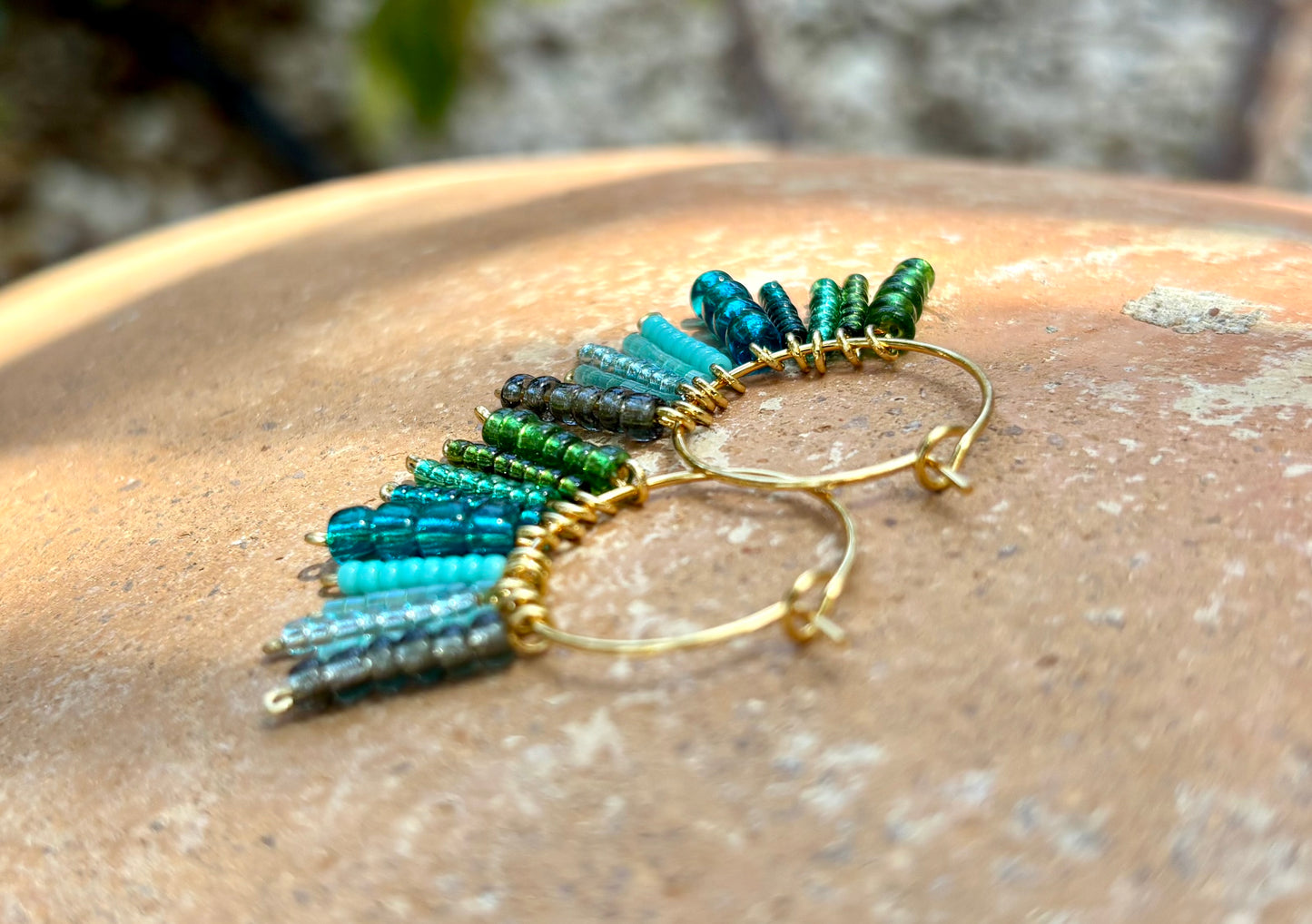Green Blue Hula Hoops – Knallige Boho-Kreolen aus vergoldetem Edelstahl mit liebevoll arrangierten Rocailles-Perlen in frischen Grün-Blau-Nuancen. Allergiefrei & handgemacht von BrittaArte.