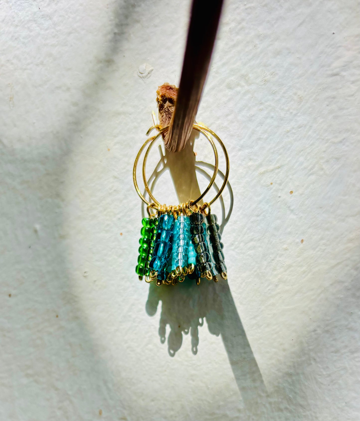 Green Blue Hula Hoops – Knallige Boho-Kreolen aus vergoldetem Edelstahl mit liebevoll arrangierten Rocailles-Perlen in frischen Grün-Blau-Nuancen. Allergiefrei & handgemacht von BrittaArte.