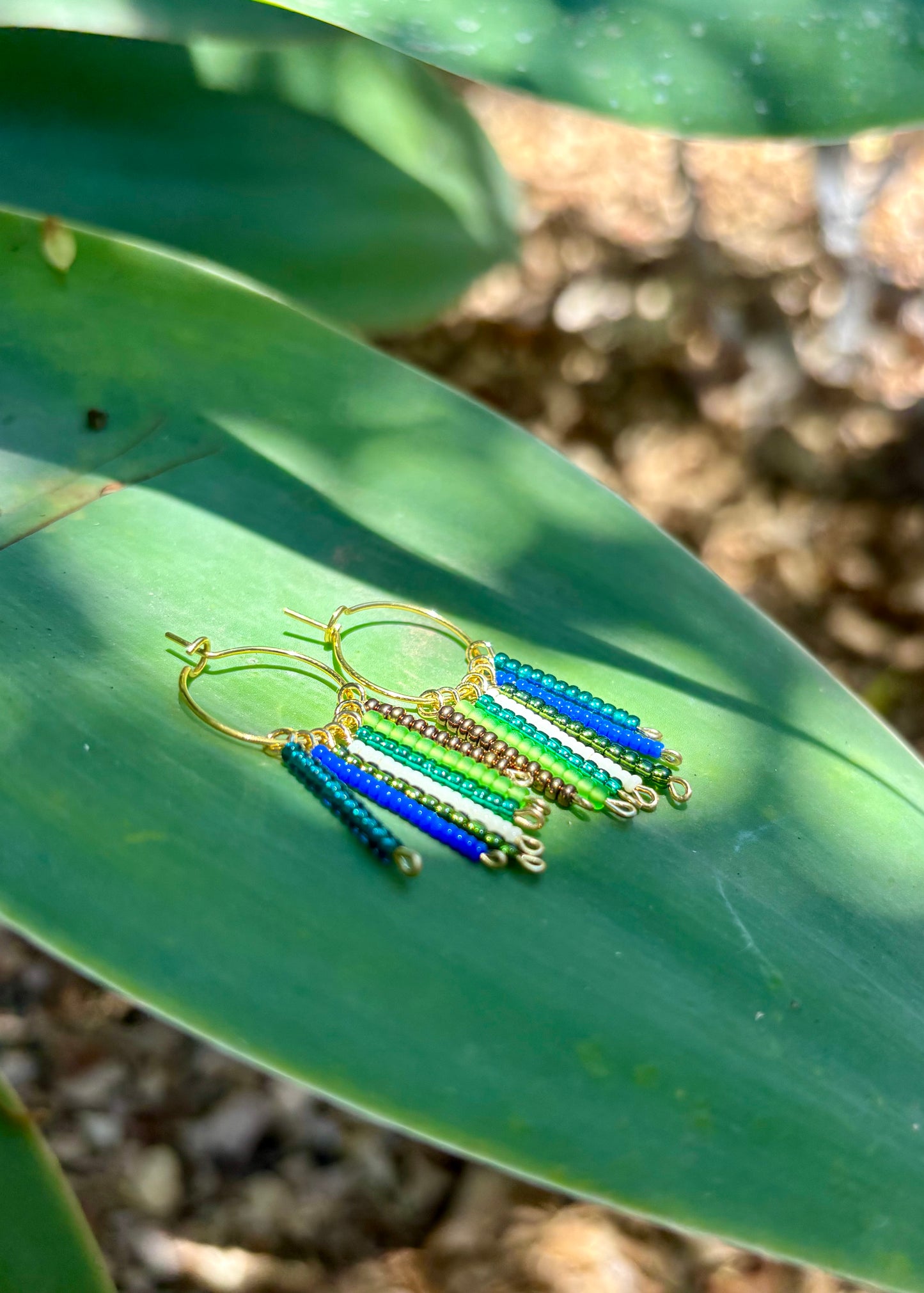 Hoops-Escarabajo-Boho-Kreolen aus vergoldetem Edelstahl und wunderschönen Rocailles- Glasperlen in Blau, Grün, Türkis, Teal und Braun.