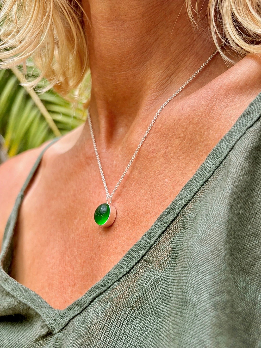 Recycled: Wunderschöner dunkelgrüner Meerglas Anhänger in Sterling Silber gefasst.
