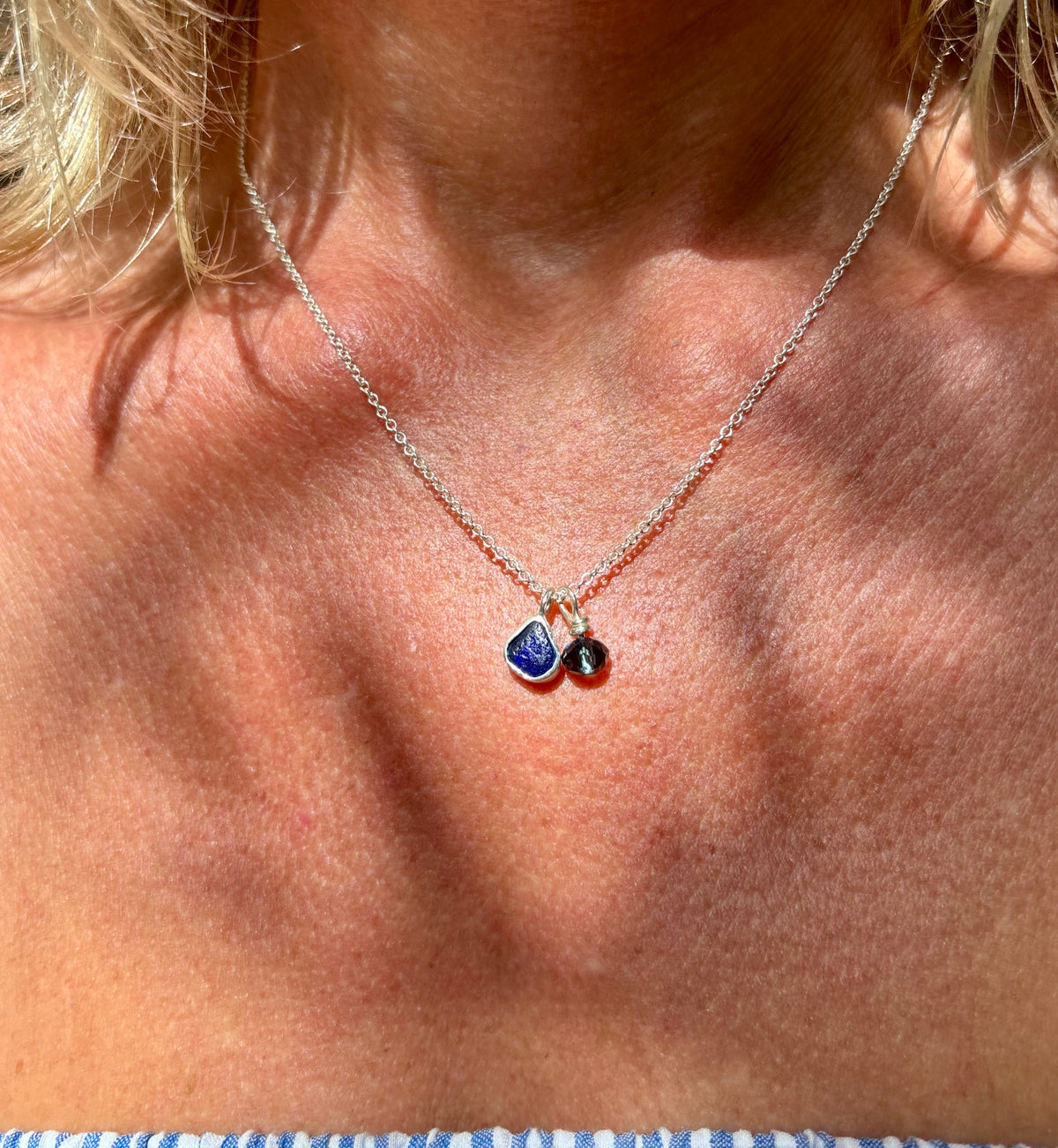 Romantische Halskette - Zartes blaues Meerglas und ein strahlender vintage Kristall in Sterlingsilber gefasst.