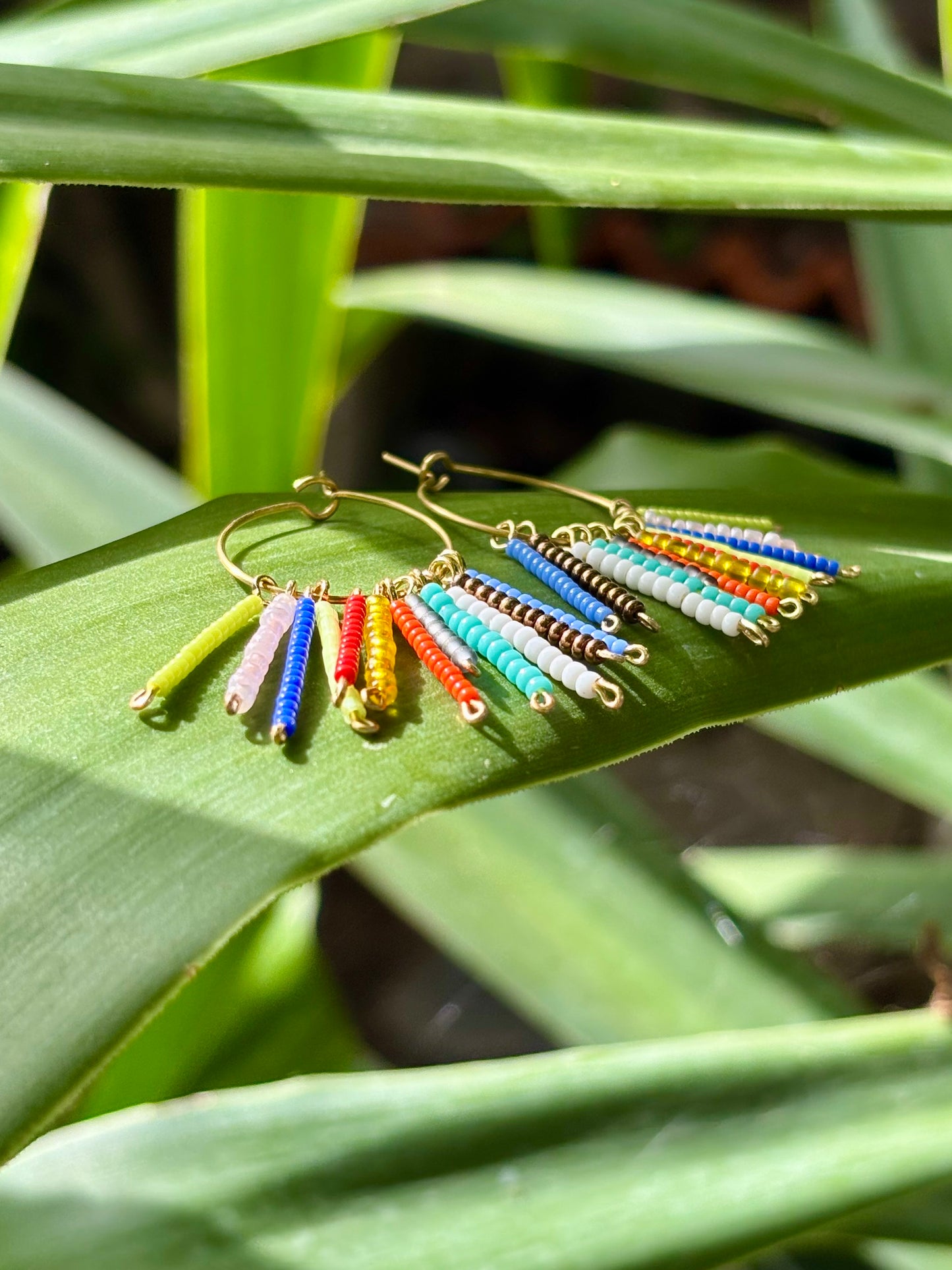 Papagayo 🦜 -Hoops- Kunterbunte Kreolen aus wunderschönen Rocailles Perlen und vergoldetem Edelstahldraht.