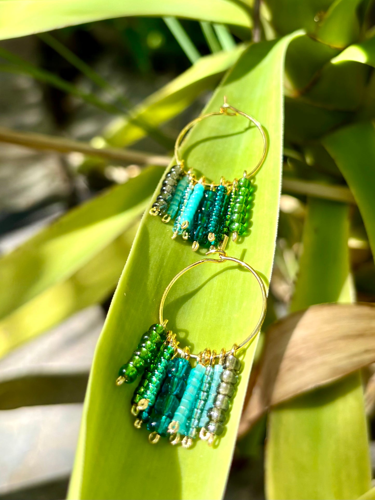 Green Blue Hula Hoops – Knallige Boho-Kreolen aus vergoldetem Edelstahl mit liebevoll arrangierten Rocailles-Perlen in frischen Grün-Blau-Nuancen. Allergiefrei & handgemacht von BrittaArte.