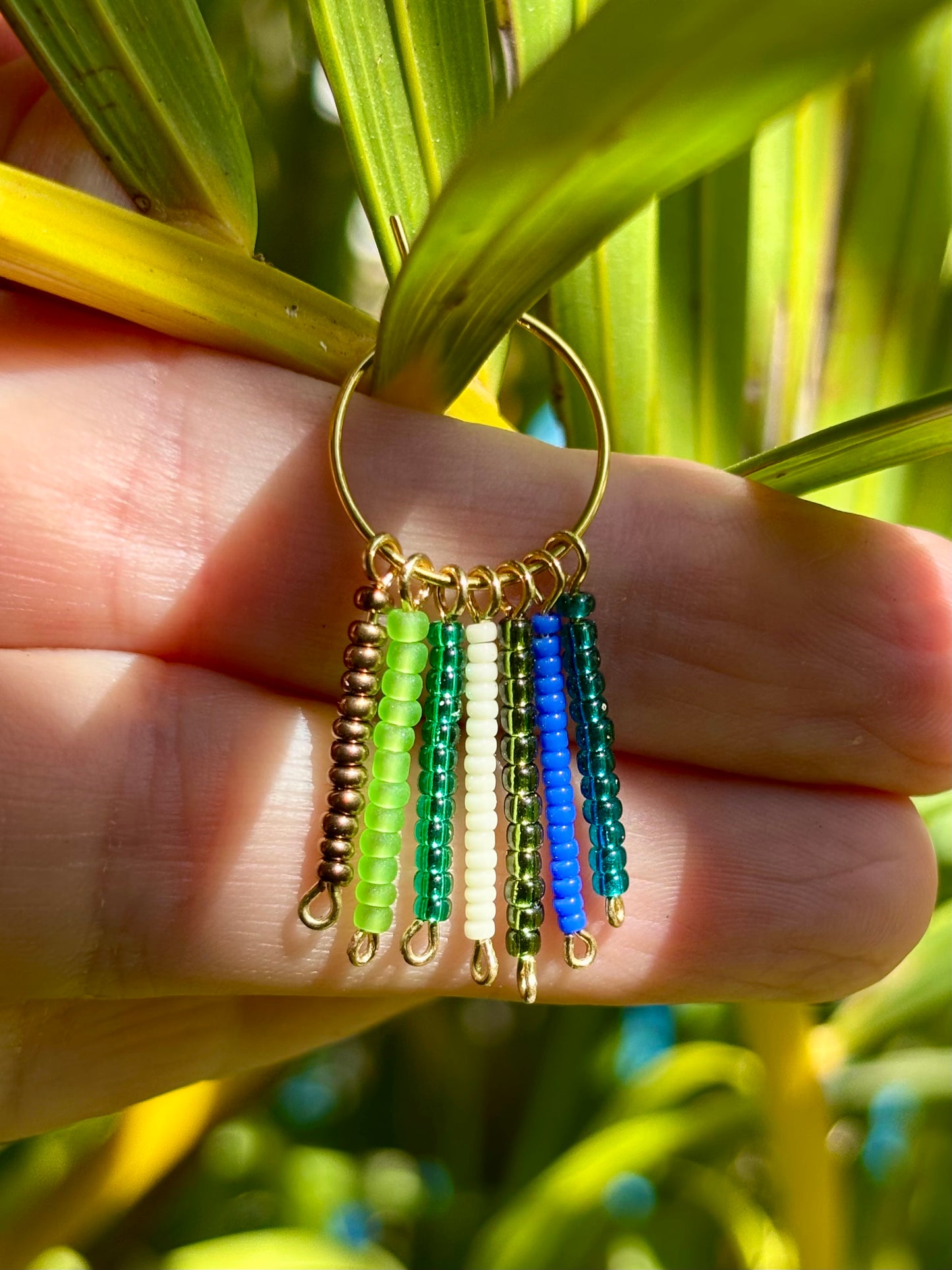 Hoops-Escarabajo-Boho-Kreolen aus vergoldetem Edelstahl und wunderschönen Rocailles- Glasperlen in Blau, Grün, Türkis, Teal und Braun.