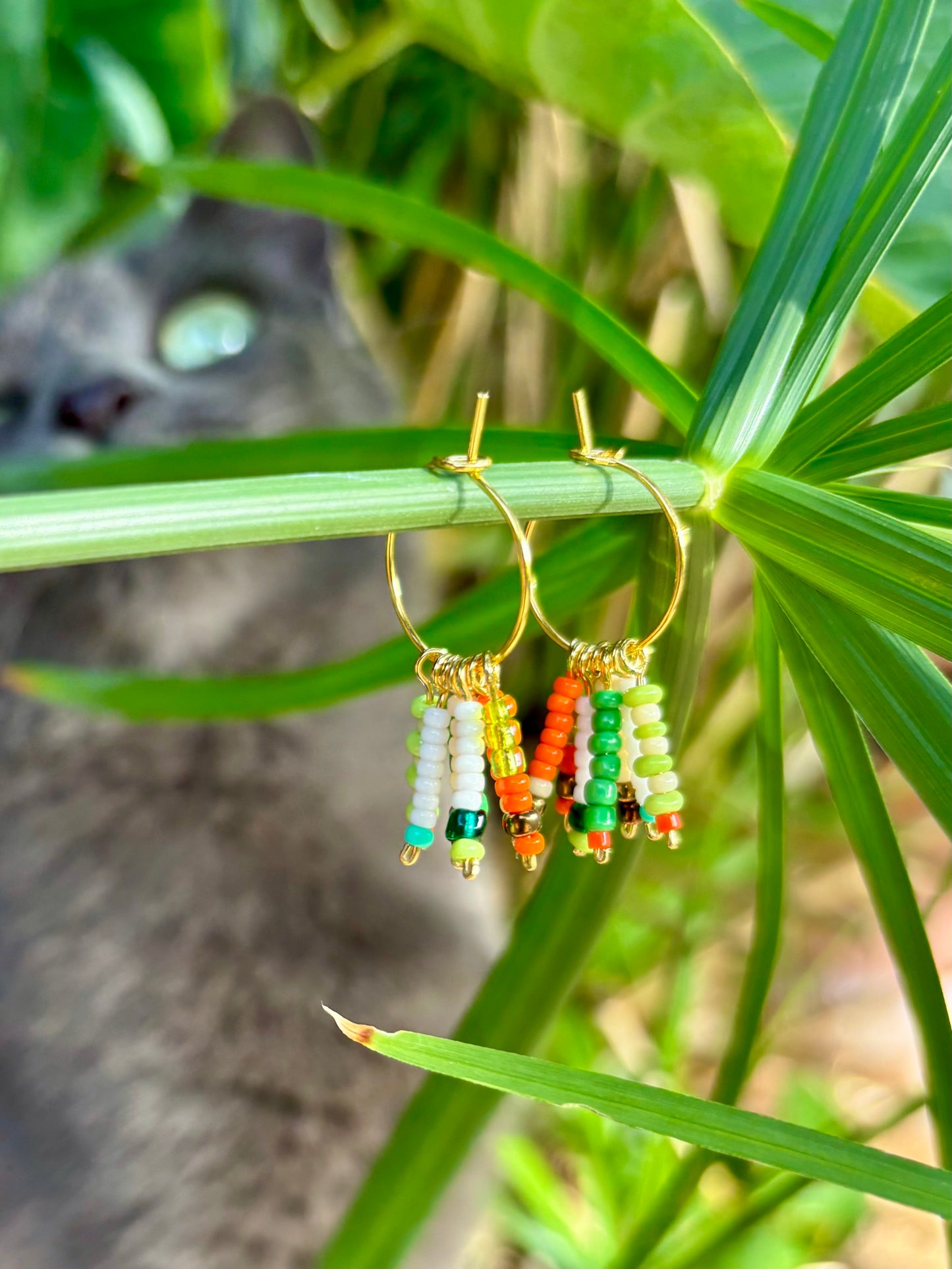 Green Jungle Hoops- Bunte Boho-Hoops aus vergoldetem Edelstahl mit liebevoll arrangierten Rocailles-Perlen in frischen Grünnuancen. Allergiefrei & handgemacht von BrittaArte.