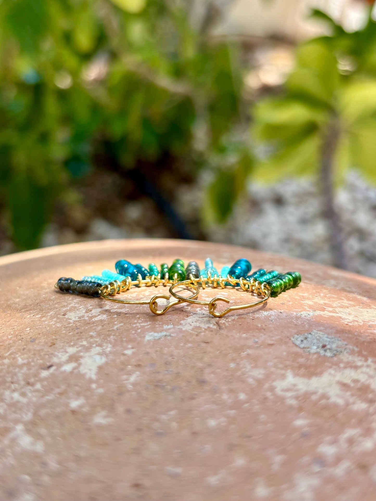 Green Blue Hula Hoops – Knallige Boho-Kreolen aus vergoldetem Edelstahl mit liebevoll arrangierten Rocailles-Perlen in frischen Grün-Blau-Nuancen. Allergiefrei & handgemacht von BrittaArte.