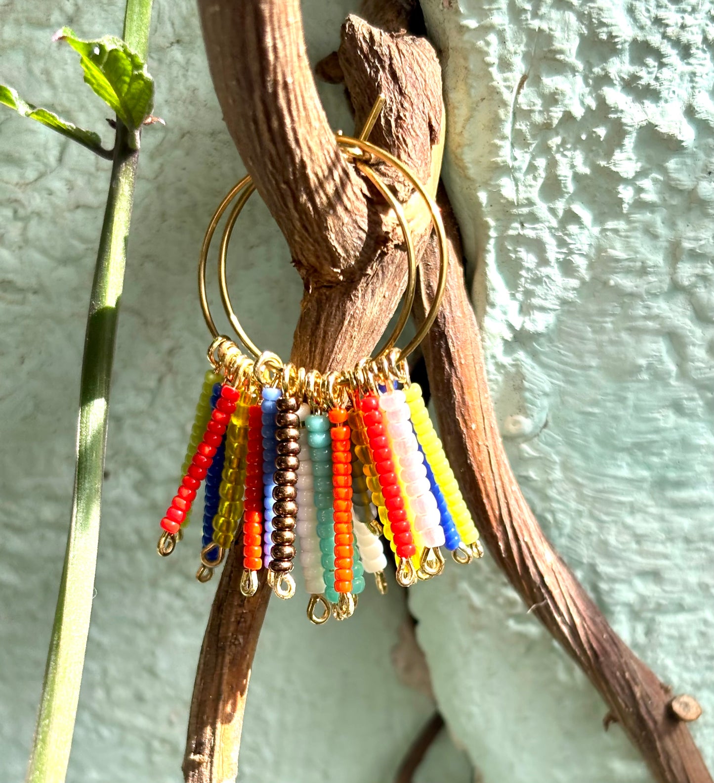 Papagayo 🦜 -Hoops- Kunterbunte Kreolen aus wunderschönen Rocailles Perlen und vergoldetem Edelstahldraht.