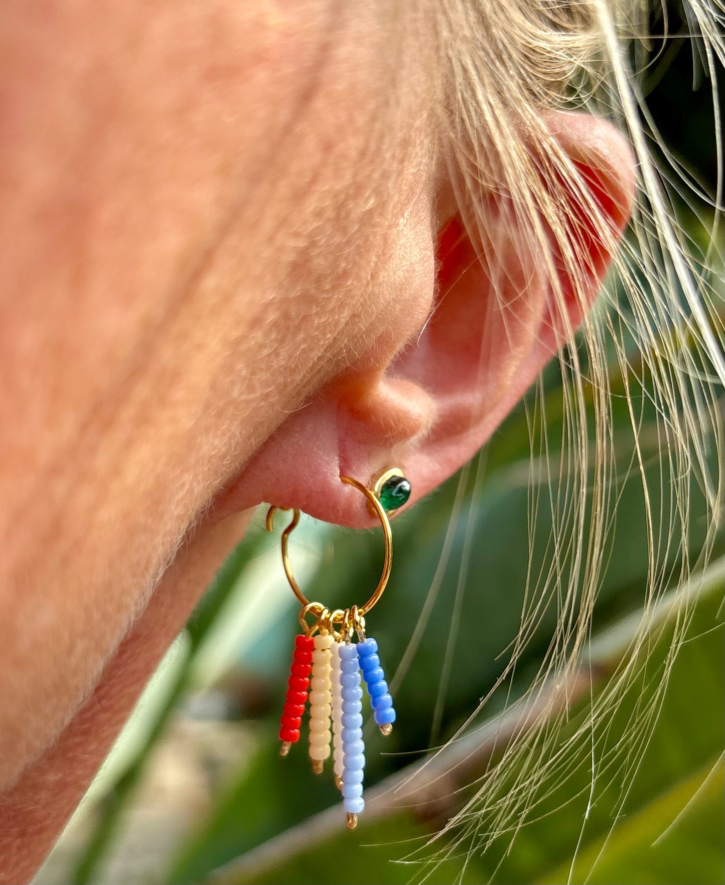 Blue Coral - Zauberhaftes Schmuckset in sanften maritimen Farben. Filigrane Halskette und Creolen aus vergoldeten Edelstahl und hochwertigen Rocailles-Perlen.