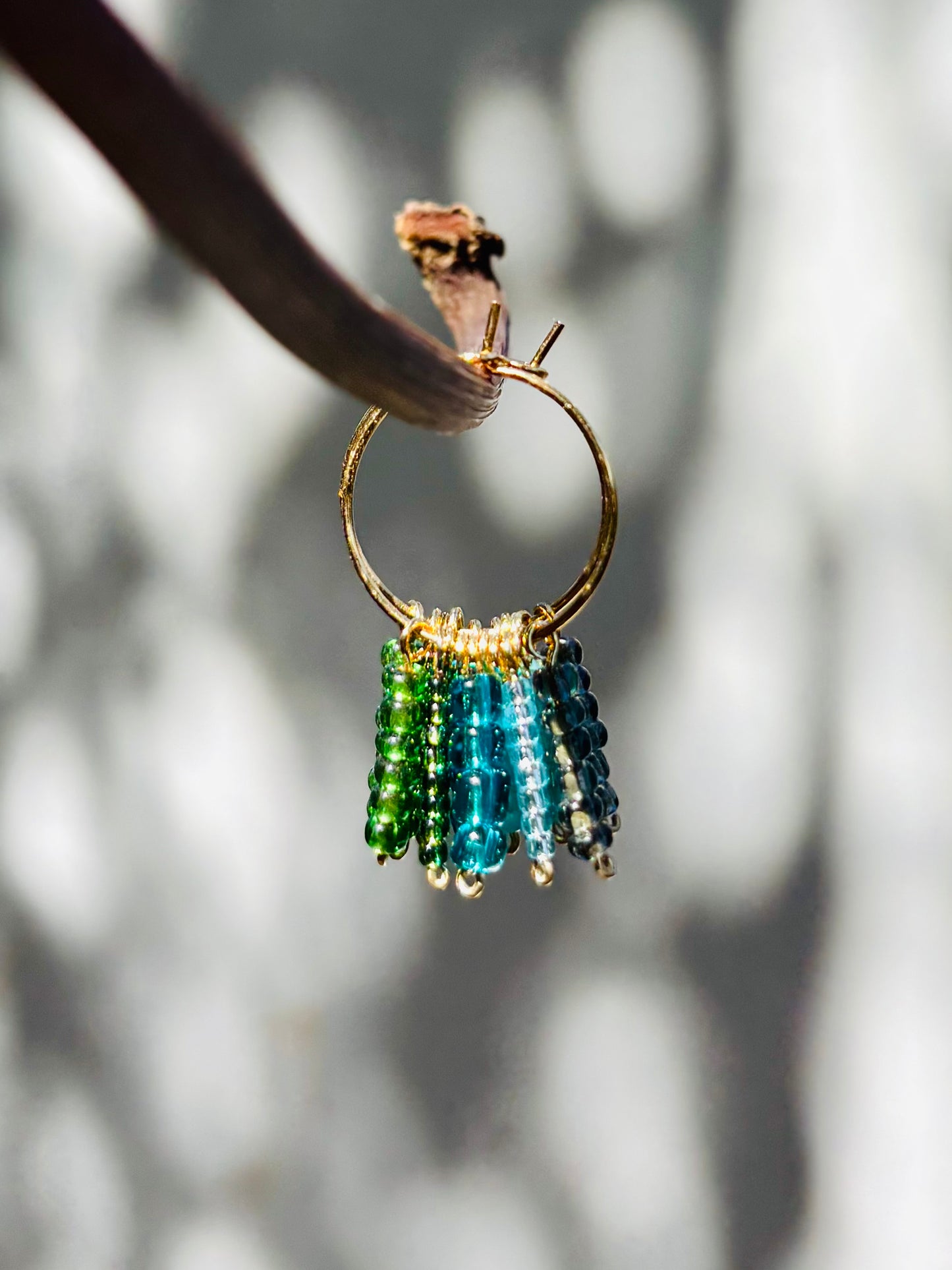 Green Blue Hula Hoops – Knallige Boho-Kreolen aus vergoldetem Edelstahl mit liebevoll arrangierten Rocailles-Perlen in frischen Grün-Blau-Nuancen. Allergiefrei & handgemacht von BrittaArte.