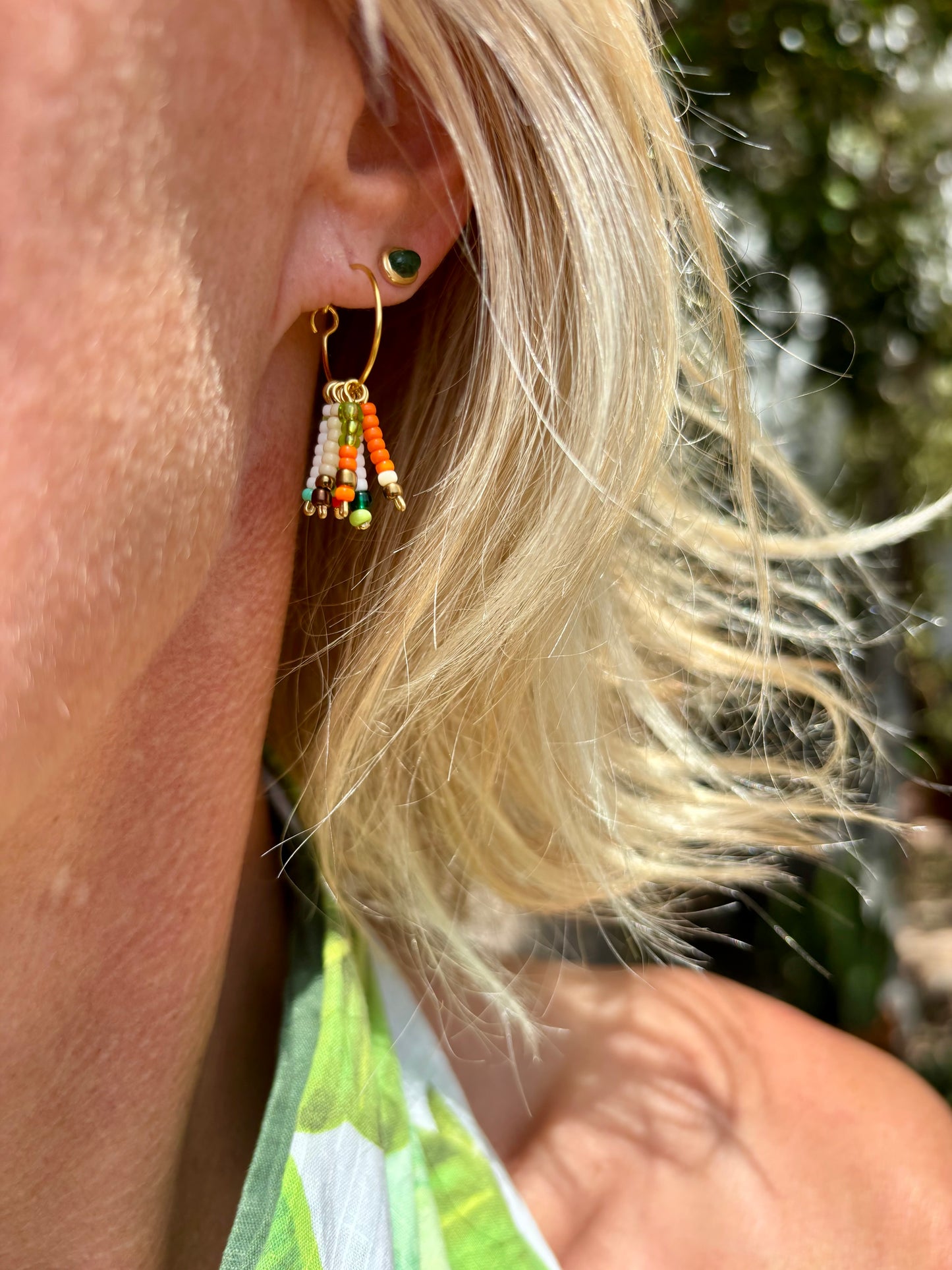 Green Jungle Hoops- Bunte Boho-Hoops aus vergoldetem Edelstahl mit liebevoll arrangierten Rocailles-Perlen in frischen Grünnuancen. Allergiefrei & handgemacht von BrittaArte.