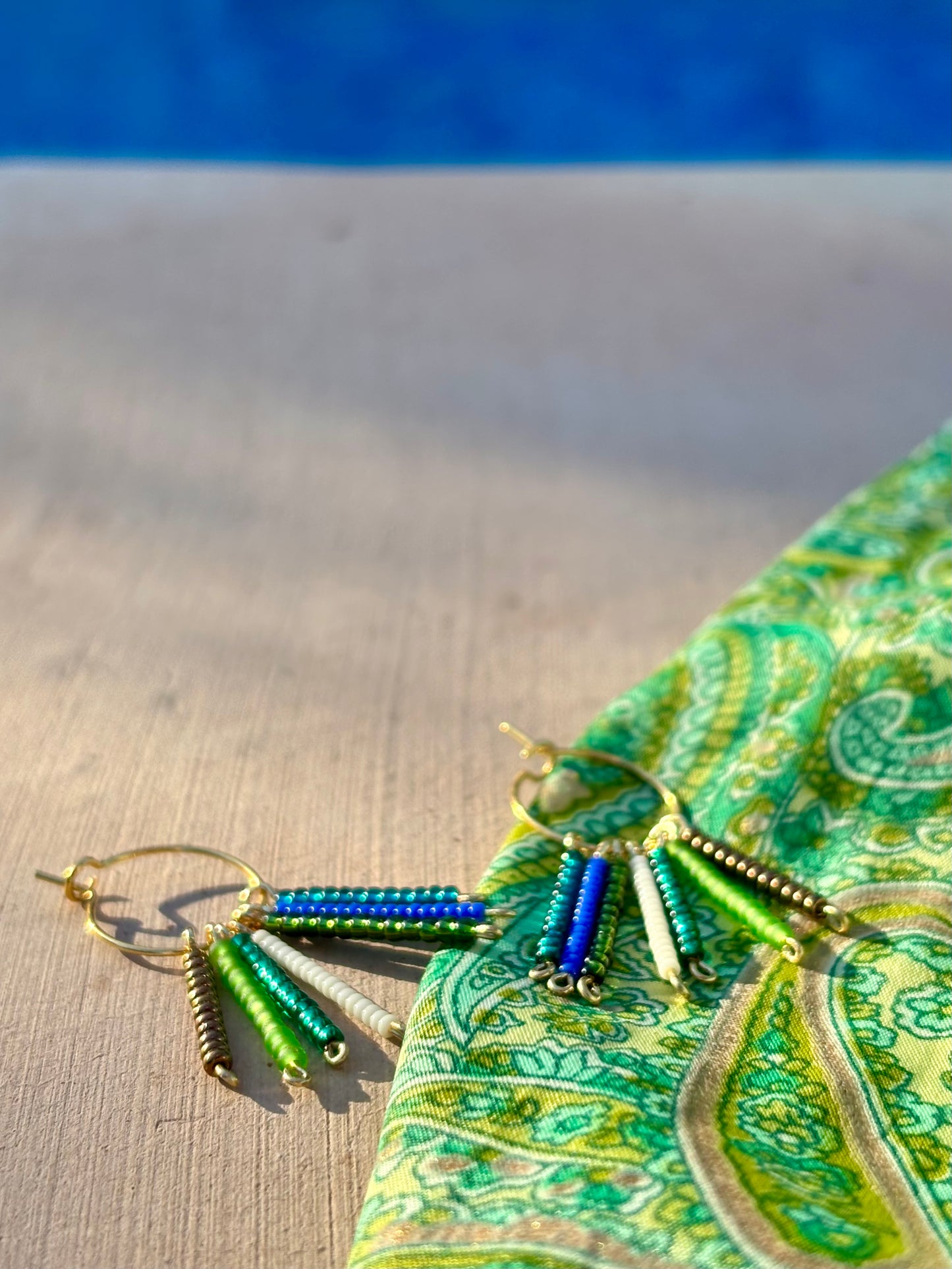 Hoops-Escarabajo-Boho-Kreolen aus vergoldetem Edelstahl und wunderschönen Rocailles- Glasperlen in Blau, Grün, Türkis, Teal und Braun.