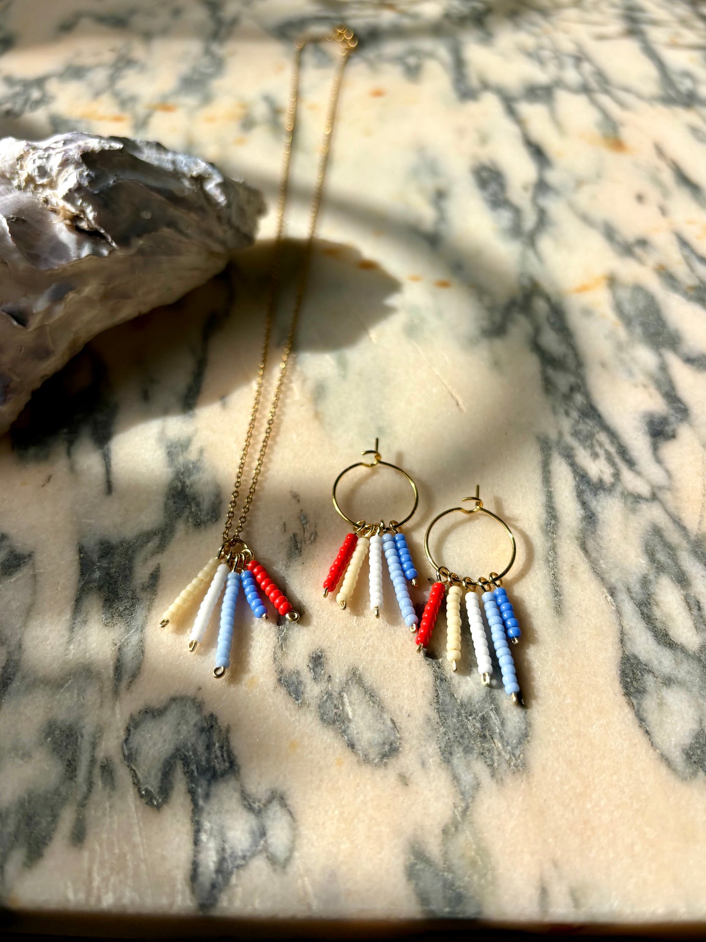 Blue Coral - Zauberhaftes Schmuckset in sanften maritimen Farben. Filigrane Halskette und Creolen aus vergoldeten Edelstahl und hochwertigen Rocailles-Perlen.