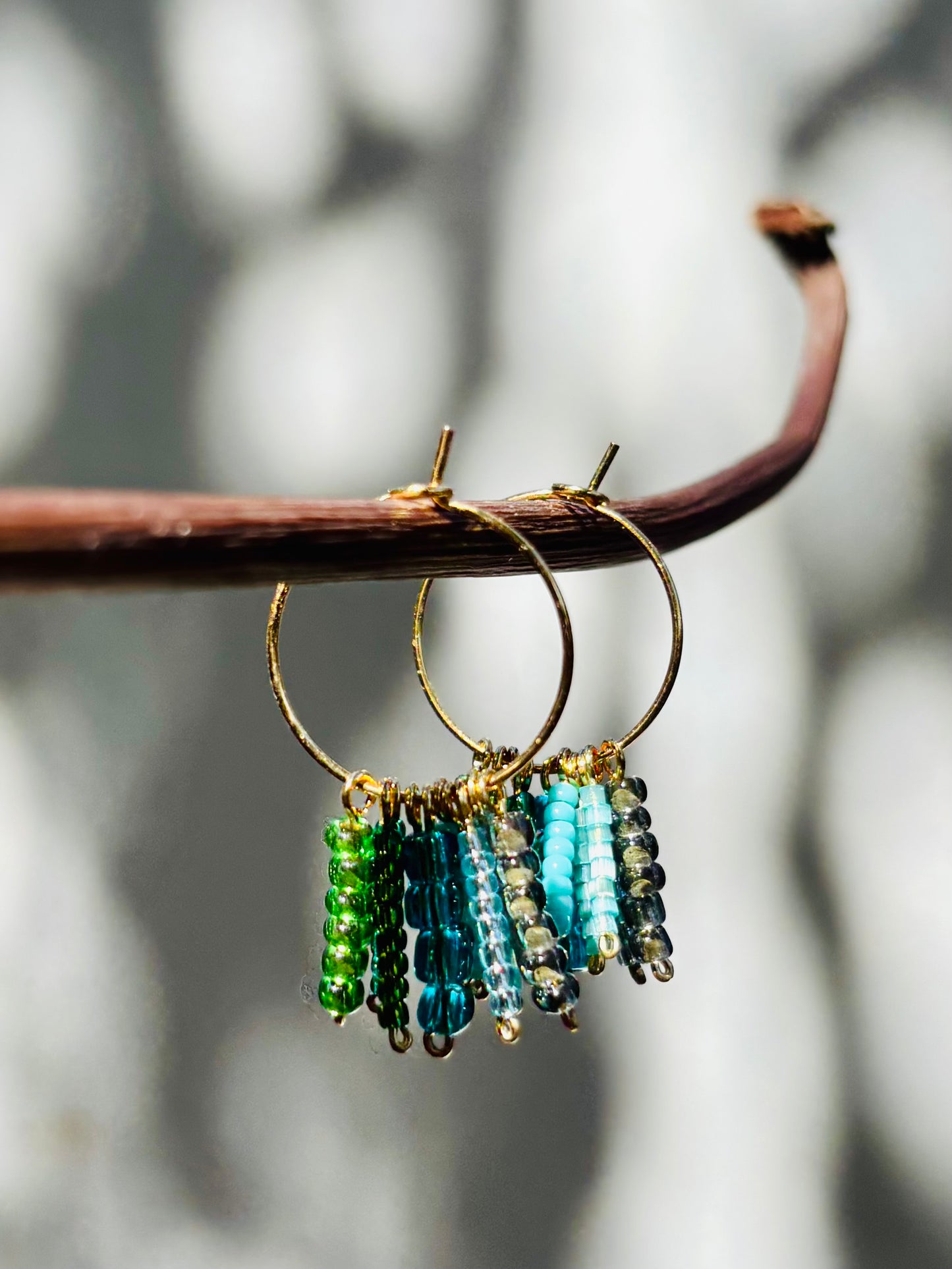 Green Blue Hula Hoops – Knallige Boho-Kreolen aus vergoldetem Edelstahl mit liebevoll arrangierten Rocailles-Perlen in frischen Grün-Blau-Nuancen. Allergiefrei & handgemacht von BrittaArte.