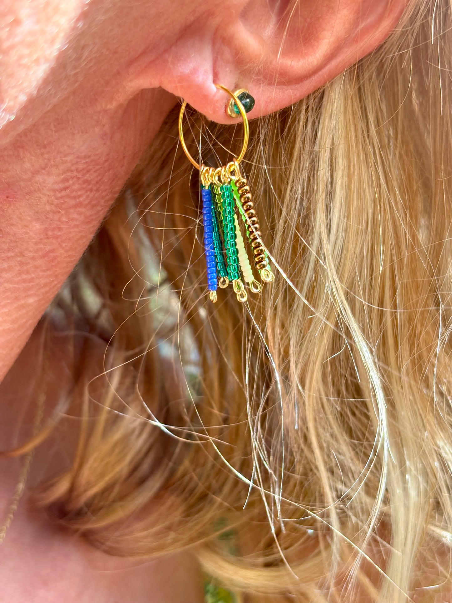 Hoops-Escarabajo-Boho-Kreolen aus vergoldetem Edelstahl und wunderschönen Rocailles- Glasperlen in Blau, Grün, Türkis, Teal und Braun.