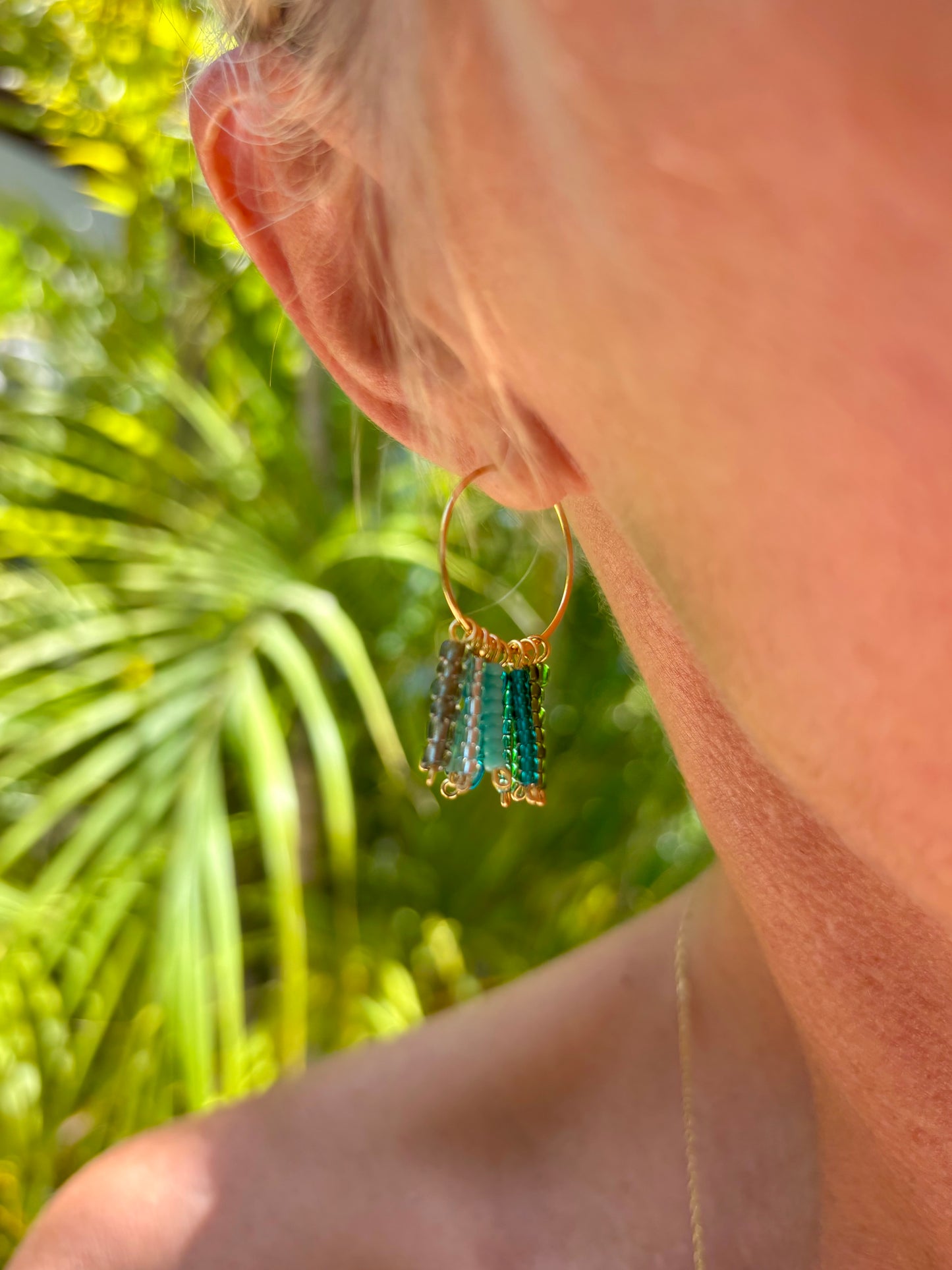 Green Blue Hula Hoops – Knallige Boho-Kreolen aus vergoldetem Edelstahl mit liebevoll arrangierten Rocailles-Perlen in frischen Grün-Blau-Nuancen. Allergiefrei & handgemacht von BrittaArte.