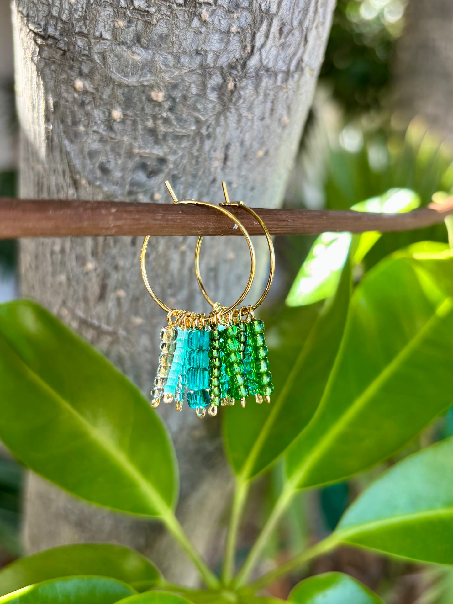 Green Blue Hula Hoops – Knallige Boho-Kreolen aus vergoldetem Edelstahl mit liebevoll arrangierten Rocailles-Perlen in frischen Grün-Blau-Nuancen. Allergiefrei & handgemacht von BrittaArte.
