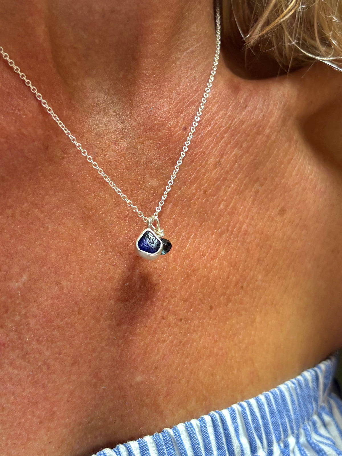 Romantische Halskette - Zartes blaues Meerglas und ein strahlender vintage Kristall in Sterlingsilber gefasst.
