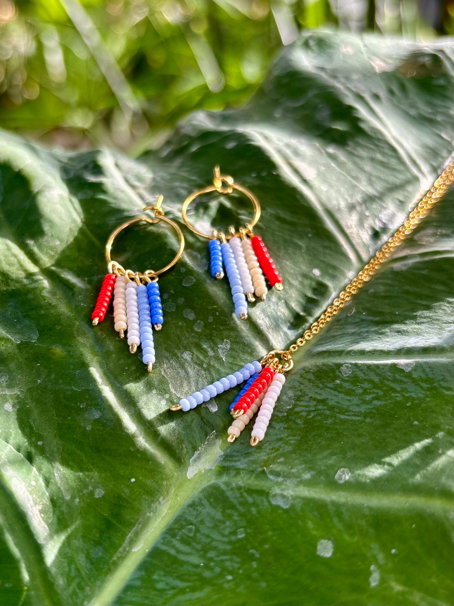 Blue Coral - Zauberhaftes Schmuckset in sanften maritimen Farben. Filigrane Halskette und Creolen aus vergoldeten Edelstahl und hochwertigen Rocailles-Perlen.