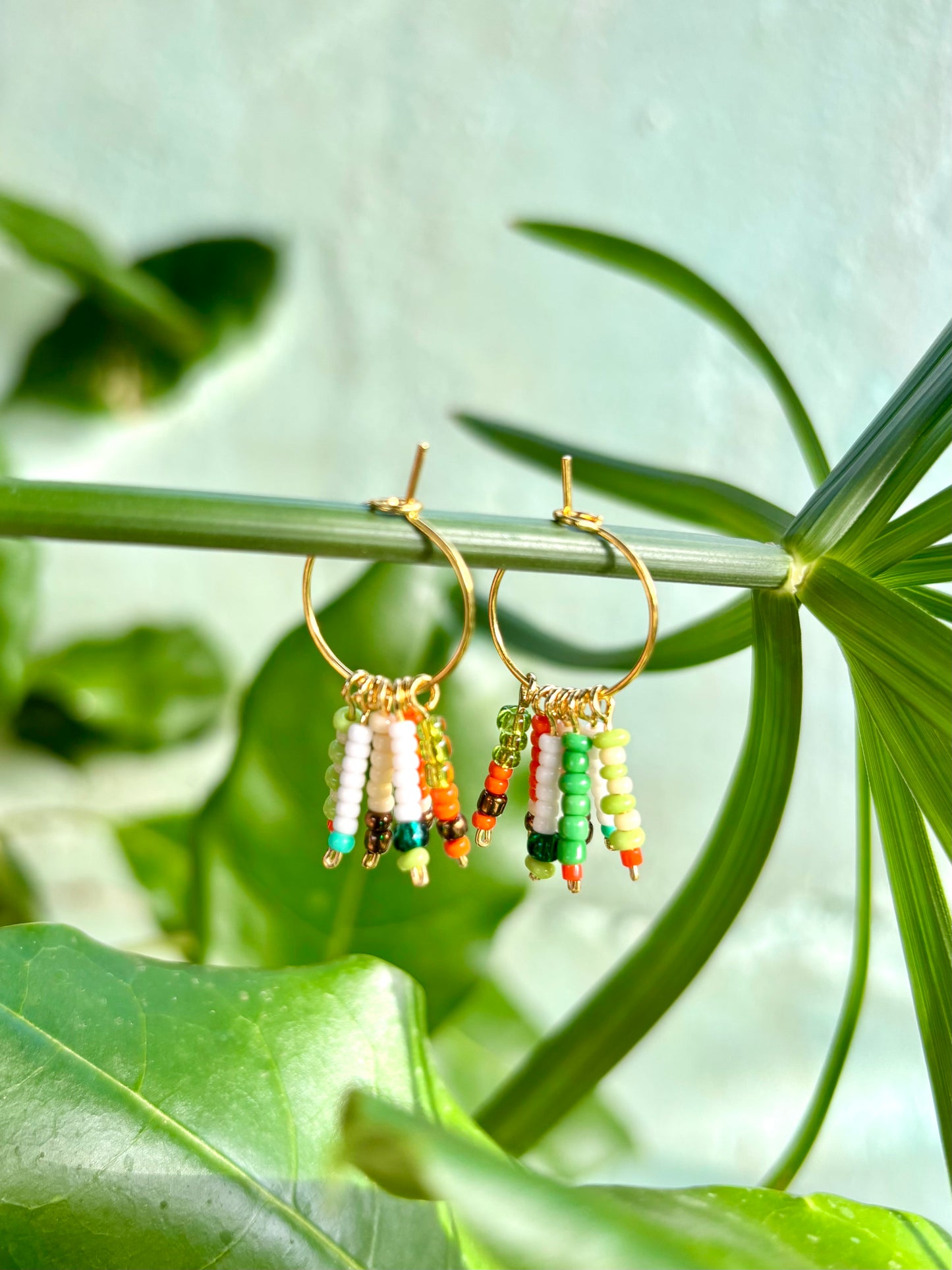 Green Jungle Hoops- Bunte Boho-Hoops aus vergoldetem Edelstahl mit liebevoll arrangierten Rocailles-Perlen in frischen Grünnuancen. Allergiefrei & handgemacht von BrittaArte.