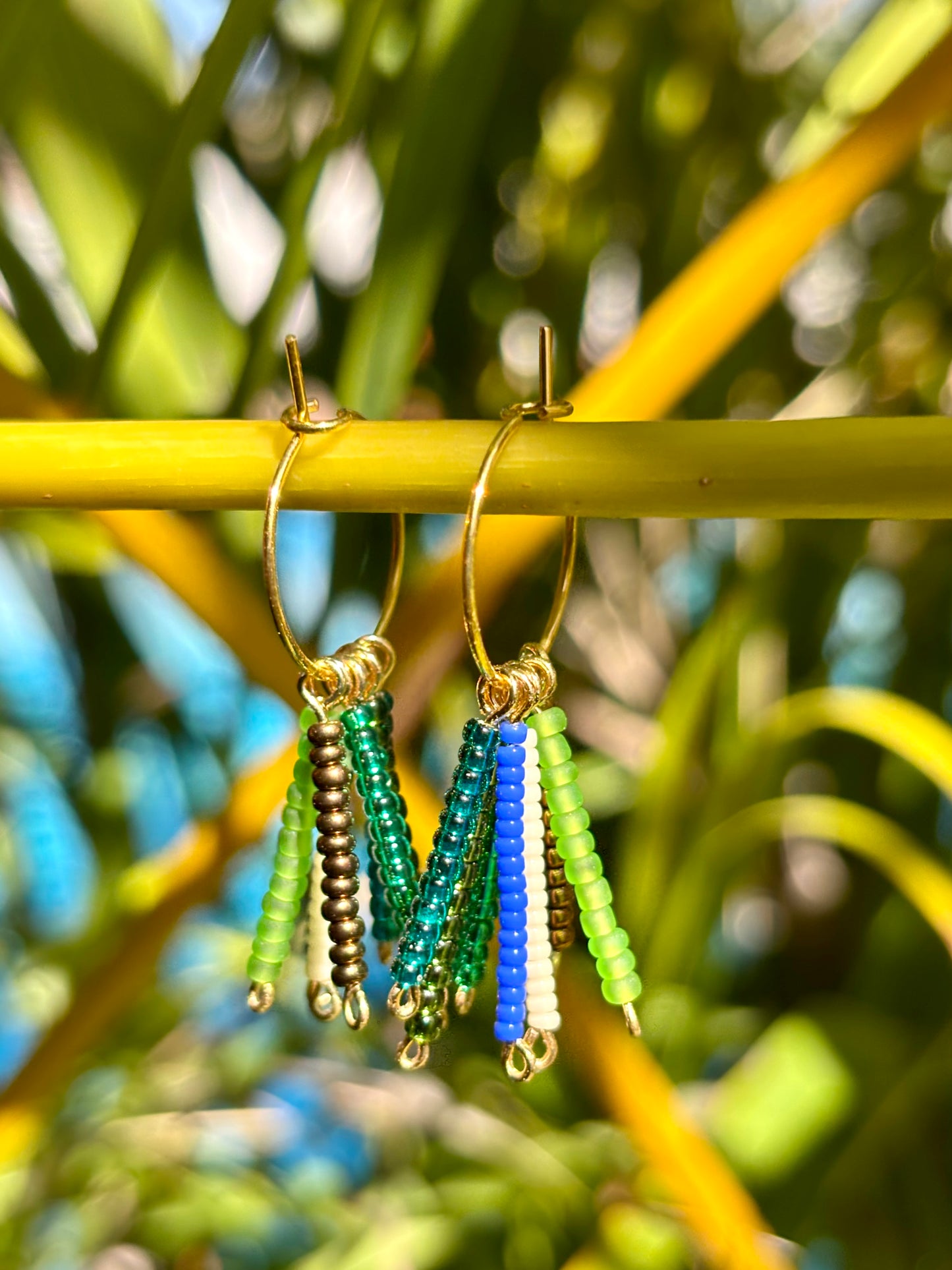 Hoops-Escarabajo-Boho-Kreolen aus vergoldetem Edelstahl und wunderschönen Rocailles- Glasperlen in Blau, Grün, Türkis, Teal und Braun.