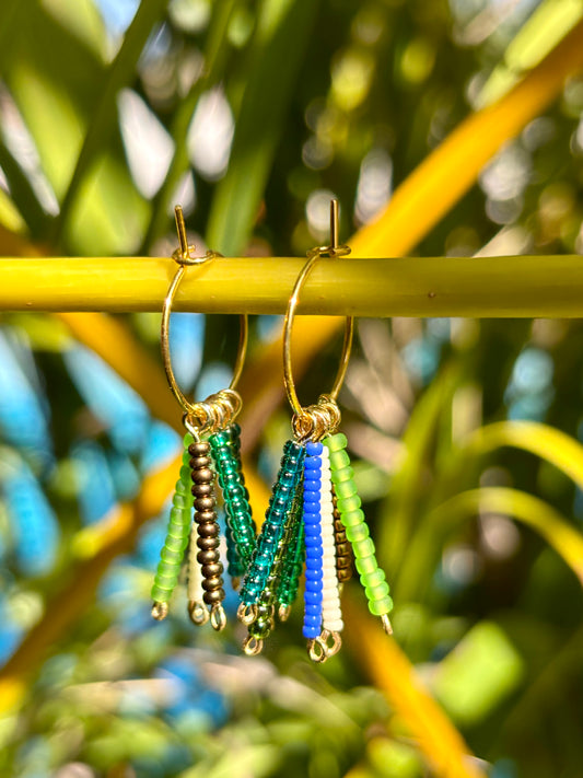 Hoops-Escarabajo-Boho-Kreolen aus vergoldetem Edelstahl und wunderschönen Rocailles- Glasperlen in Blau, Grün, Türkis, Teal und Braun.