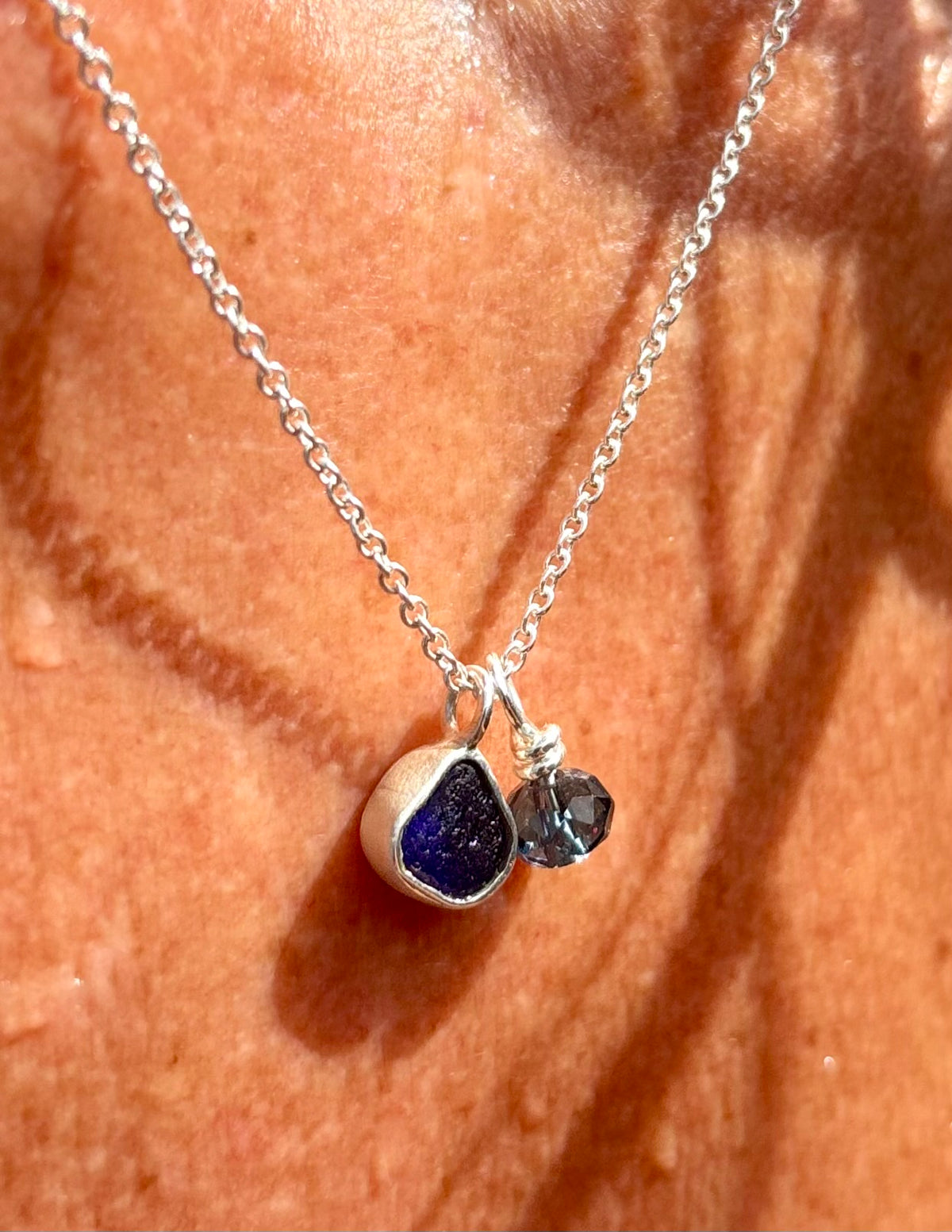 Romantische Halskette - Zartes blaues Meerglas und ein strahlender vintage Kristall in Sterlingsilber gefasst.