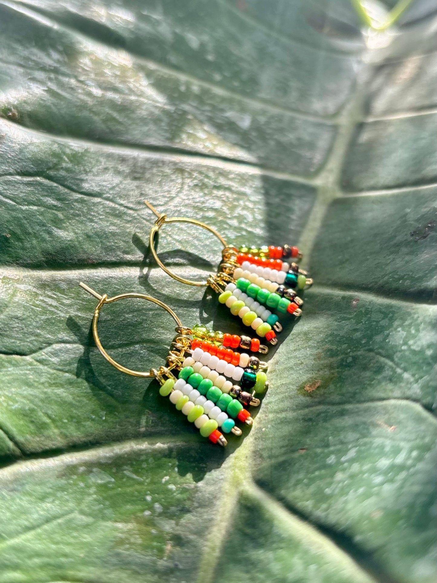 Green Jungle Hoops- Bunte Boho-Hoops aus vergoldetem Edelstahl mit liebevoll arrangierten Rocailles-Perlen in frischen Grünnuancen. Allergiefrei & handgemacht von BrittaArte.